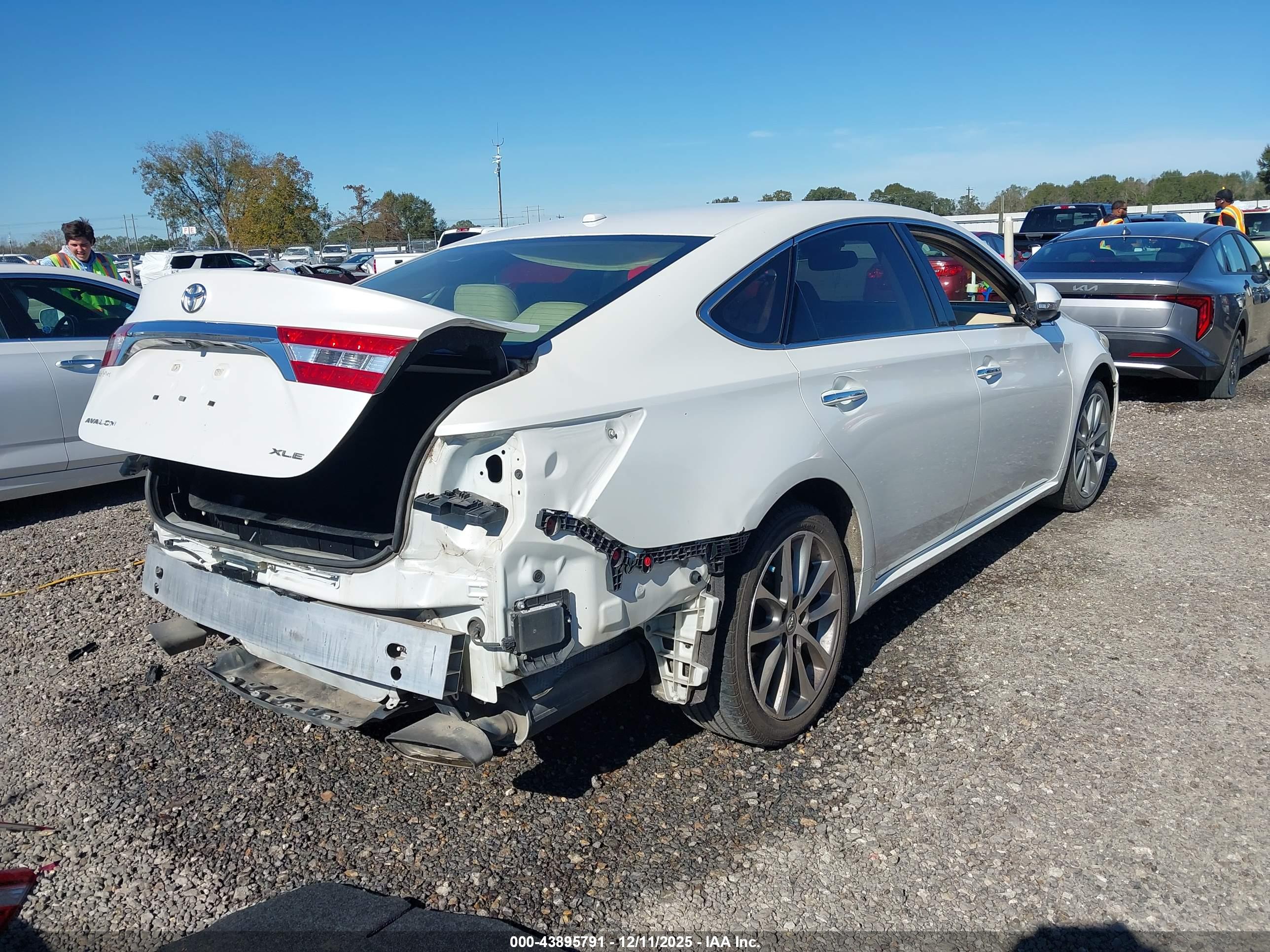 TOYOTA AVALON image 4