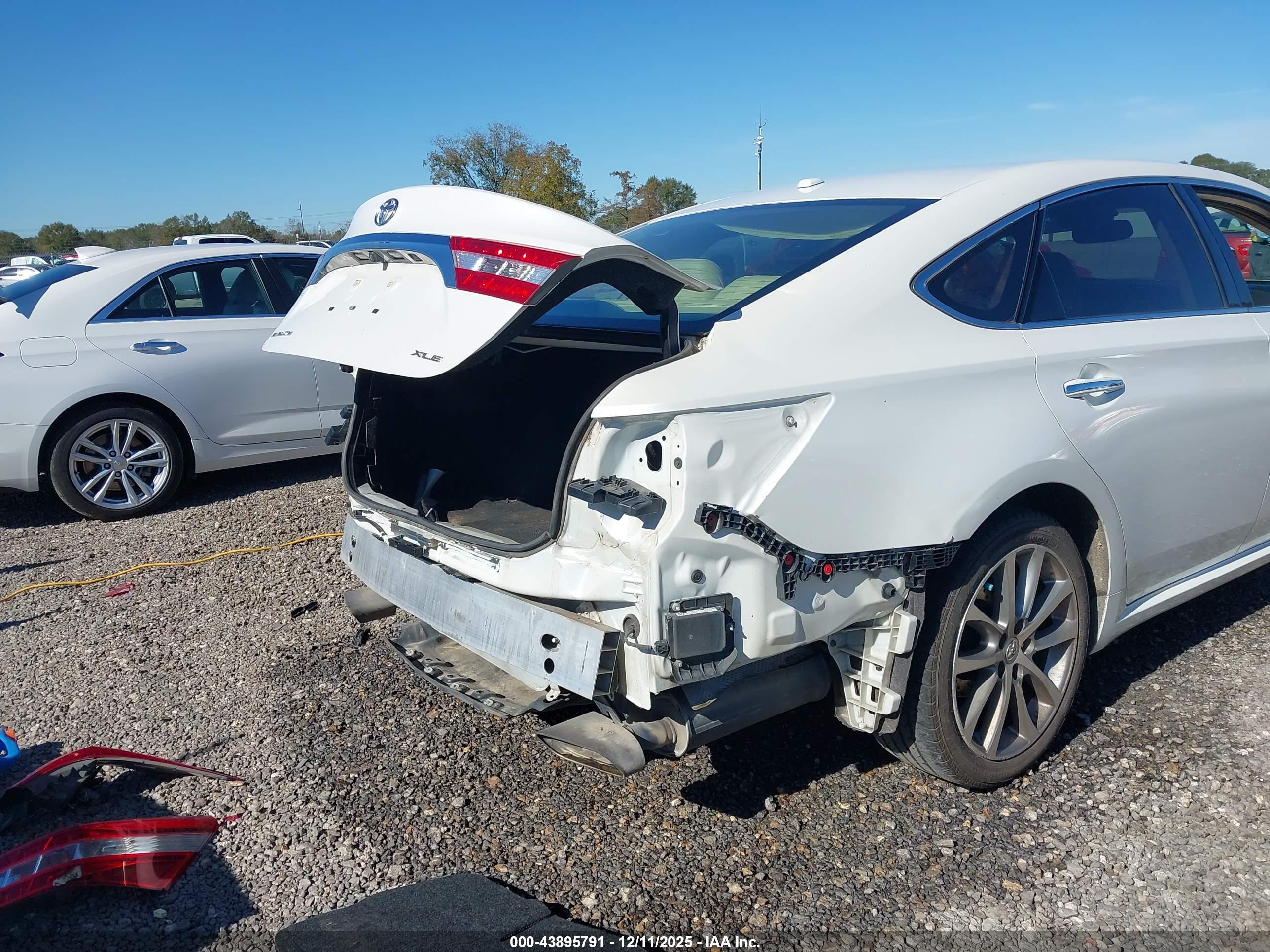 TOYOTA AVALON image 6