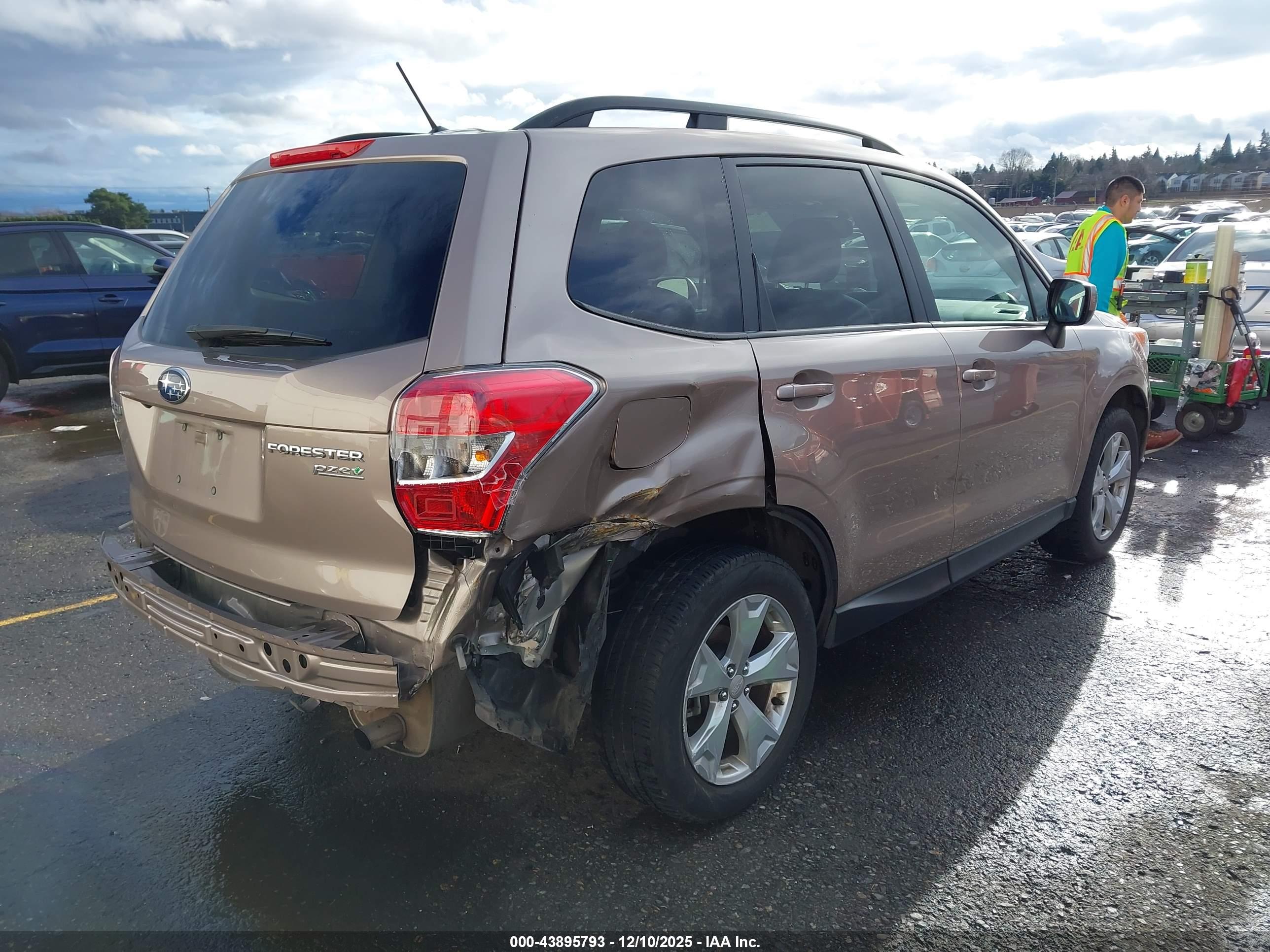 SUBARU FORESTER image 4