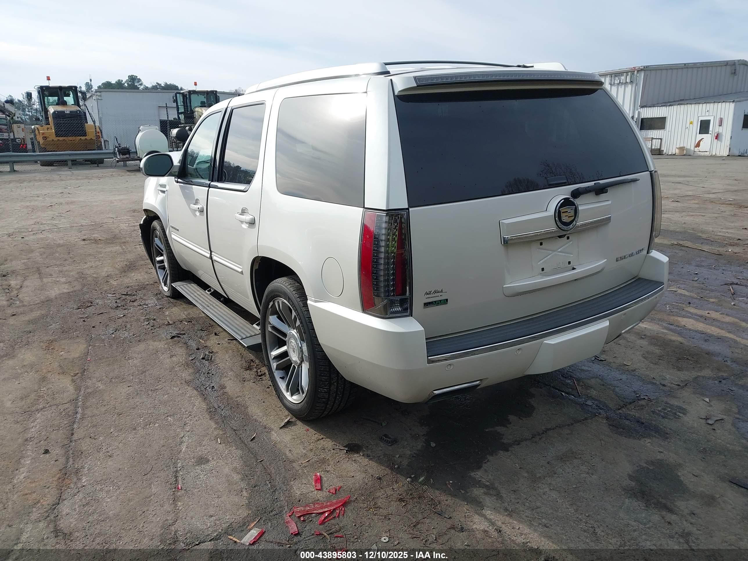 CADILLAC ESCALADE image 3