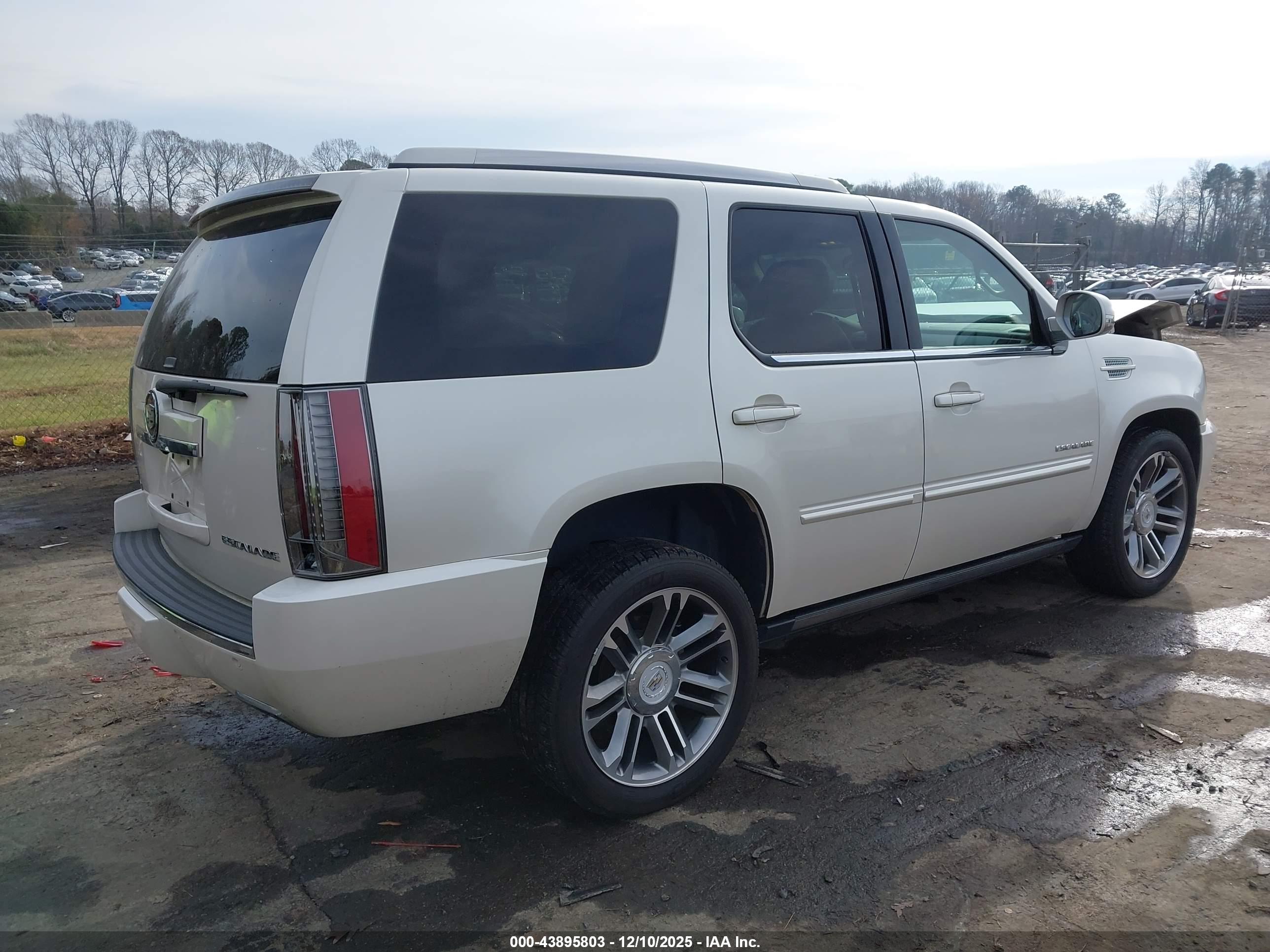 CADILLAC ESCALADE image 4