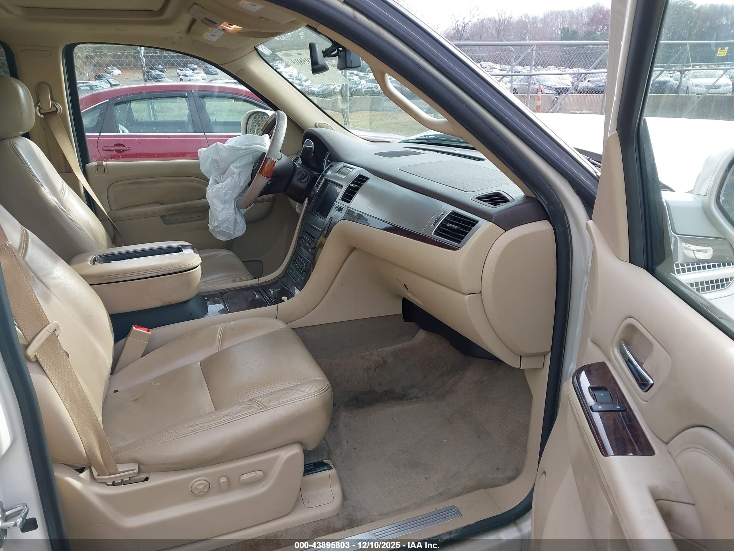 CADILLAC ESCALADE image 5