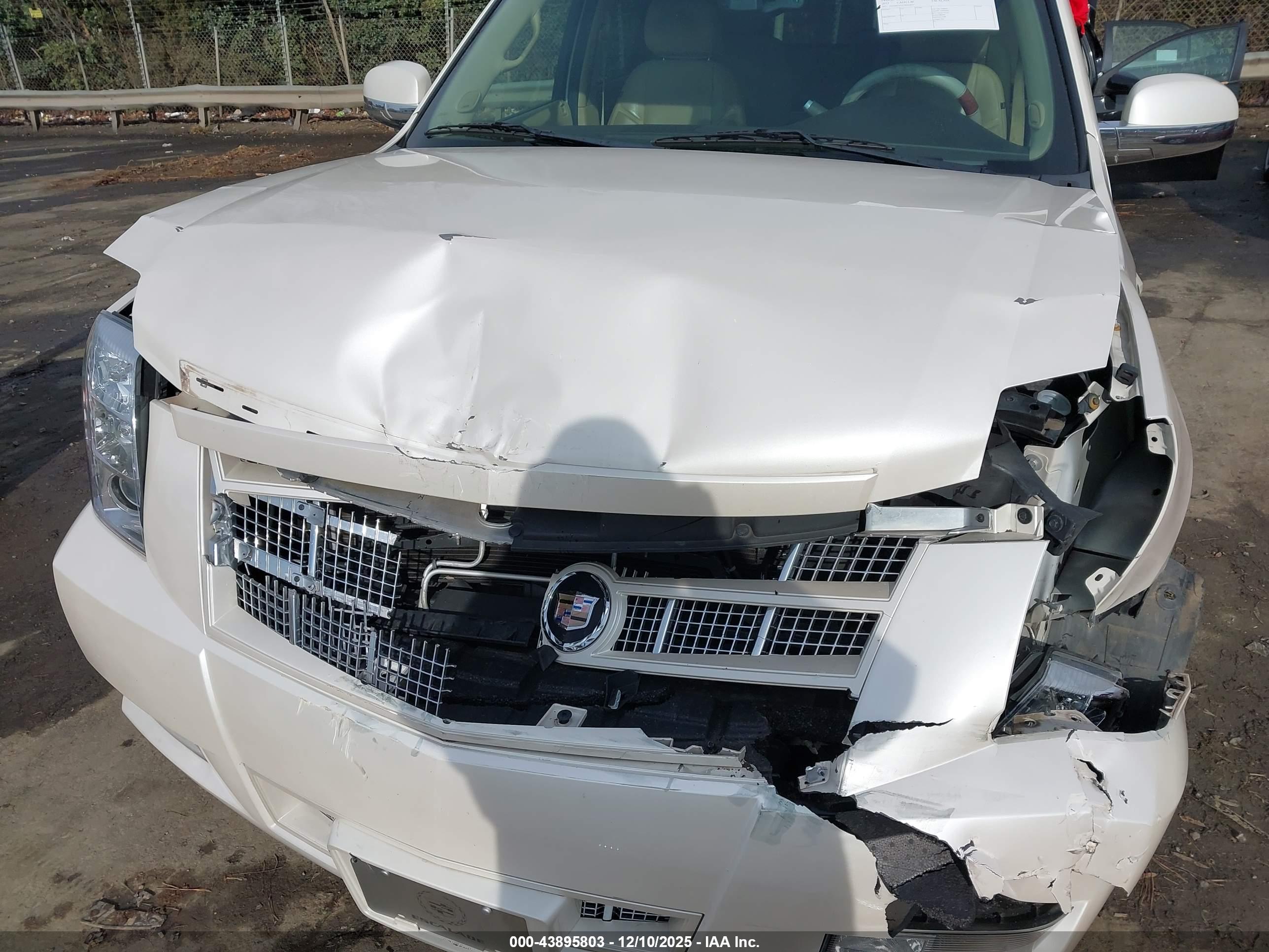 CADILLAC ESCALADE image 6