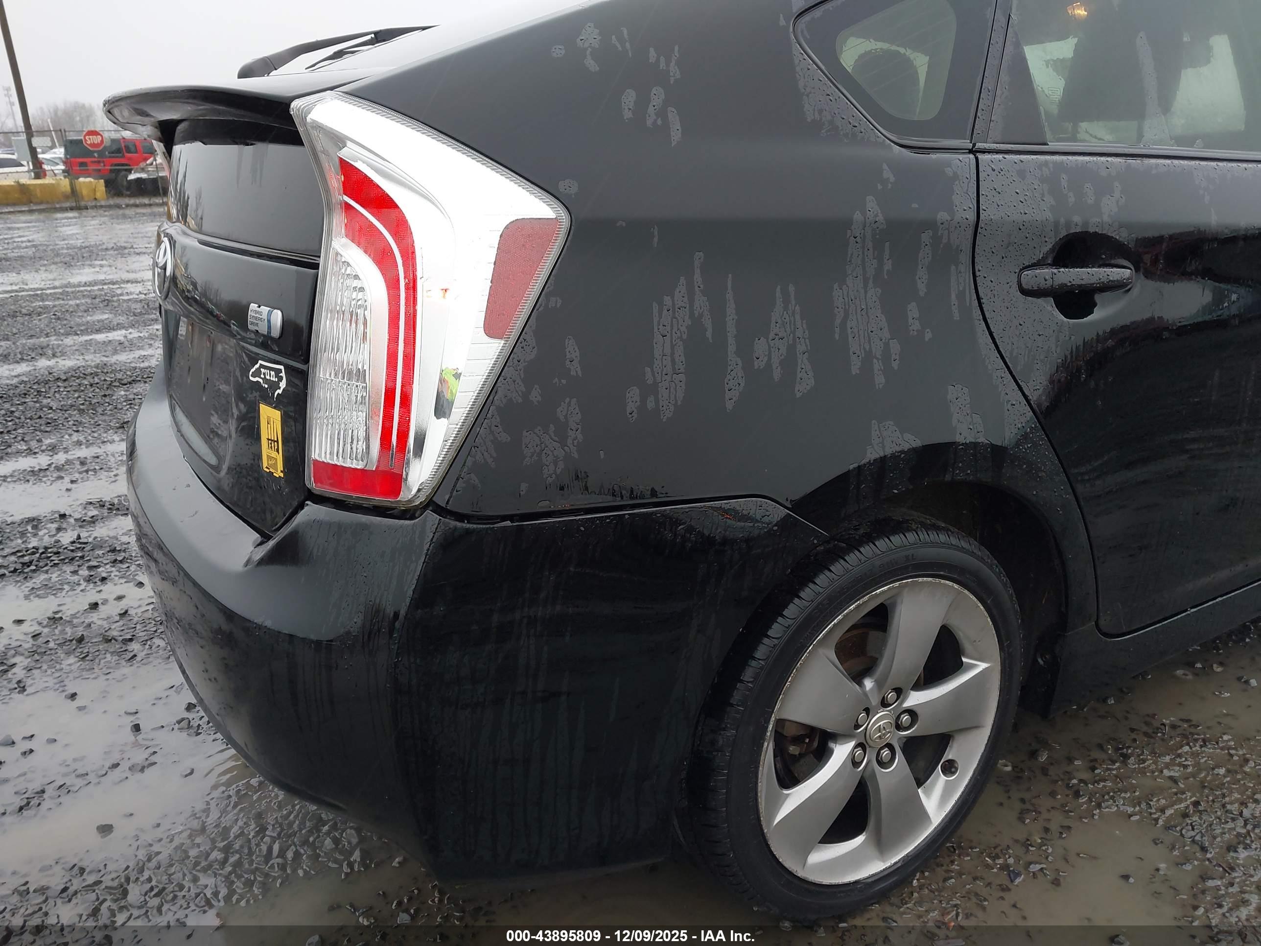 TOYOTA PRIUS image 6