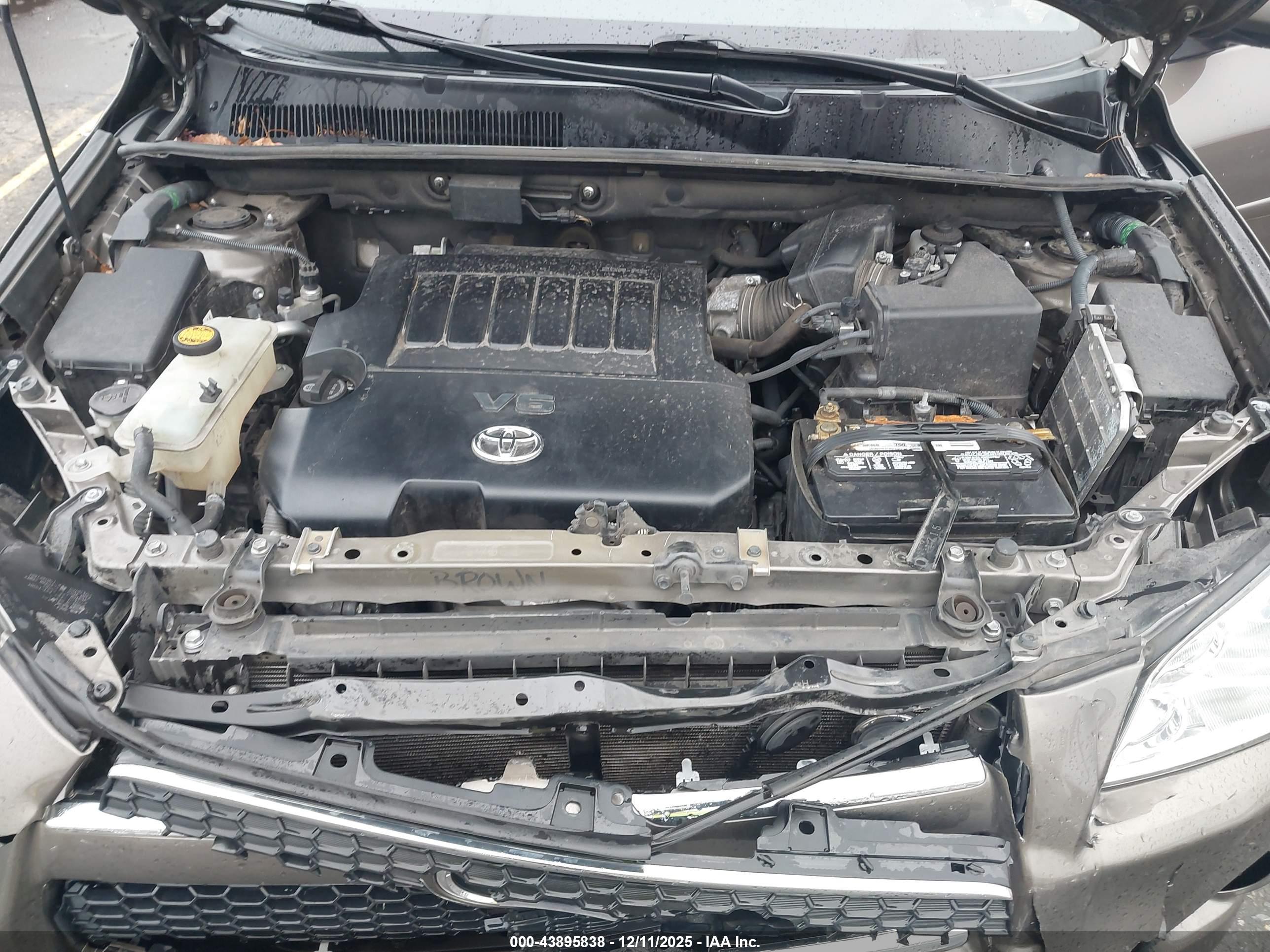 TOYOTA RAV4 image 10