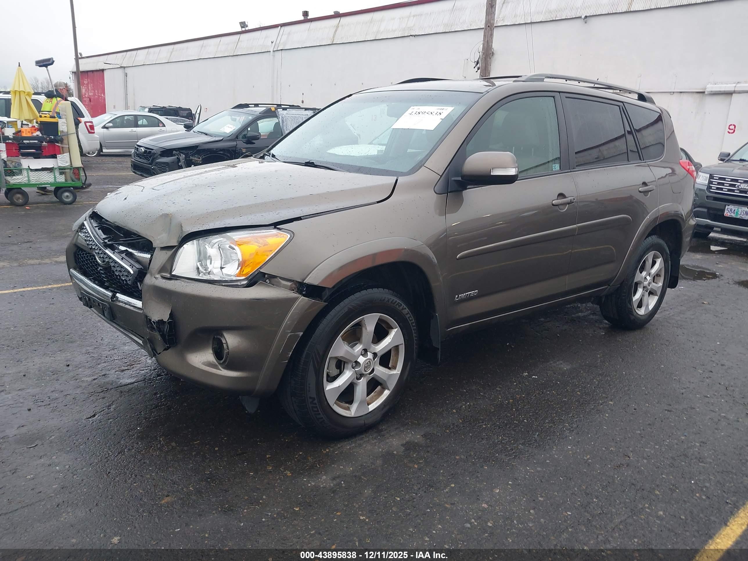 TOYOTA RAV4 image 2