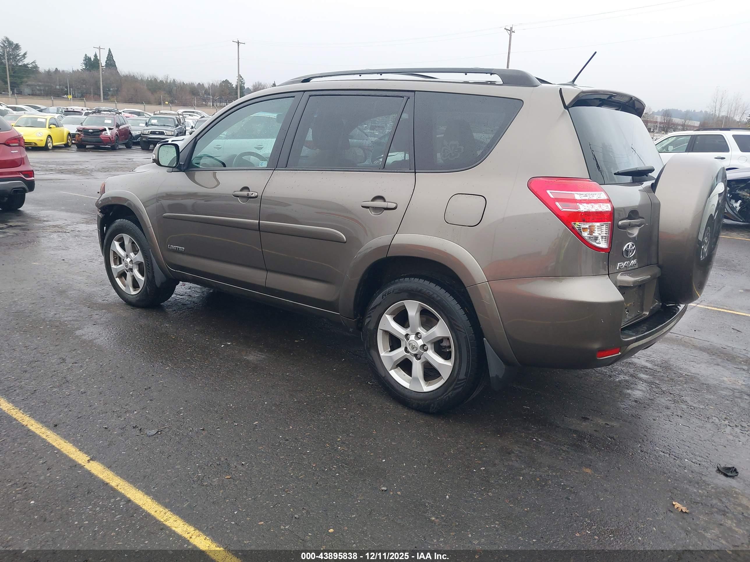 TOYOTA RAV4 image 3