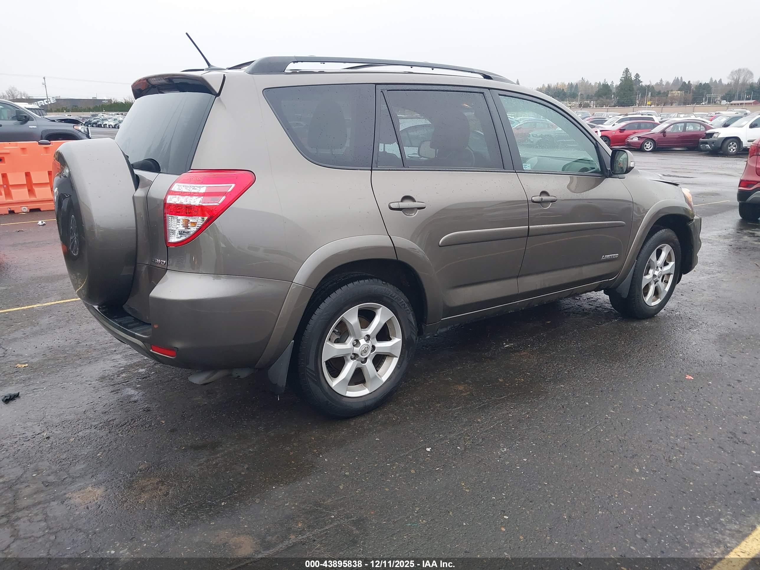 TOYOTA RAV4 image 4