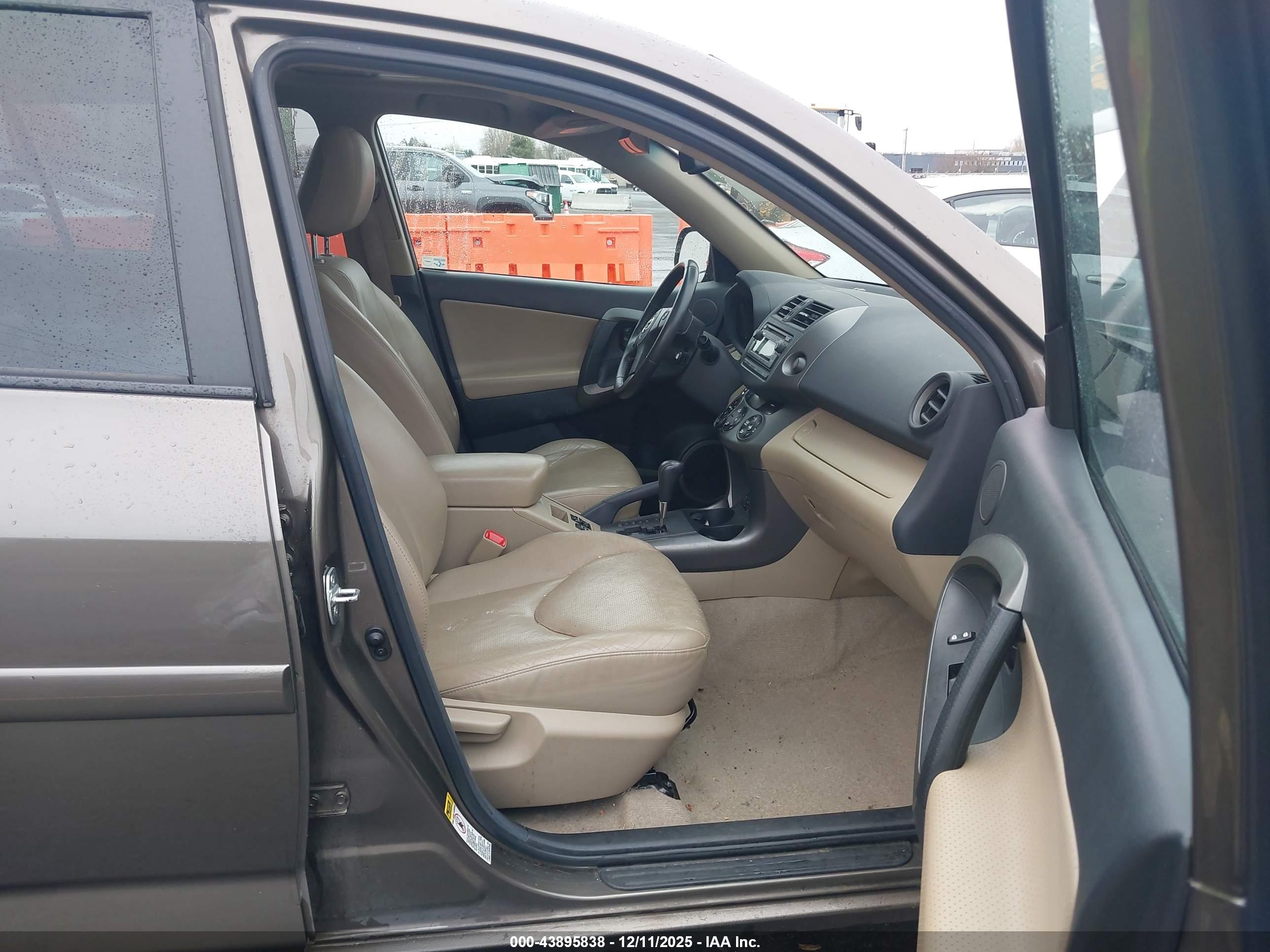 TOYOTA RAV4 image 5