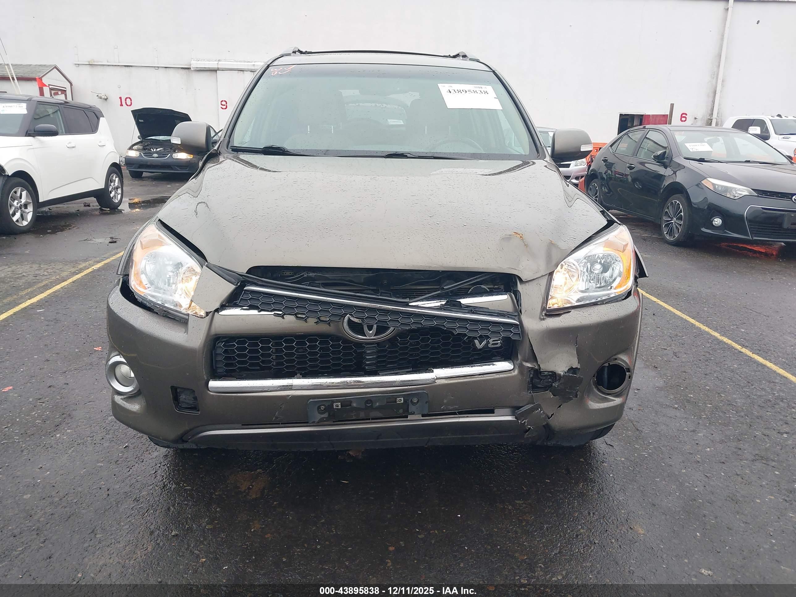 TOYOTA RAV4 image 6