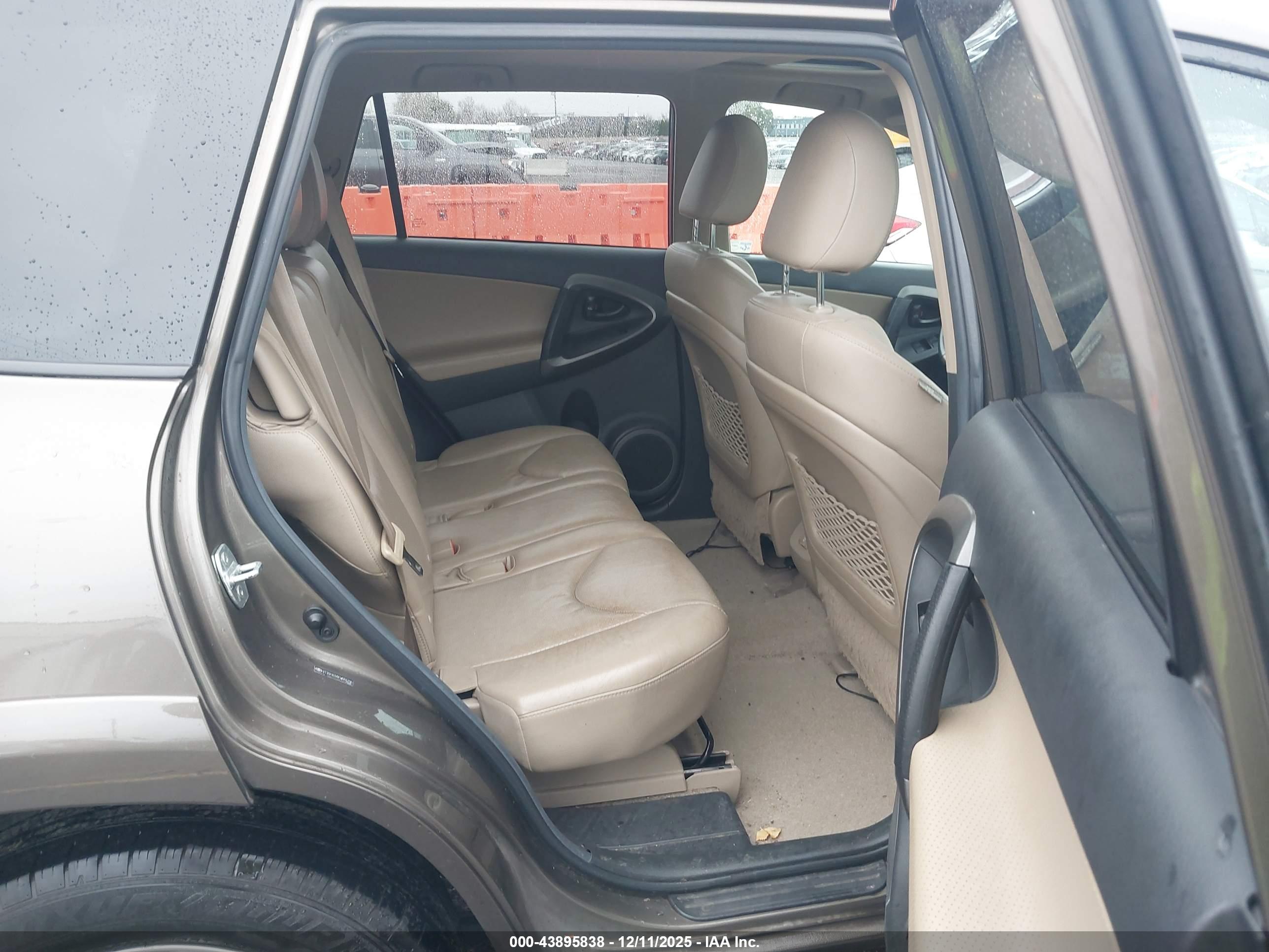 TOYOTA RAV4 image 8