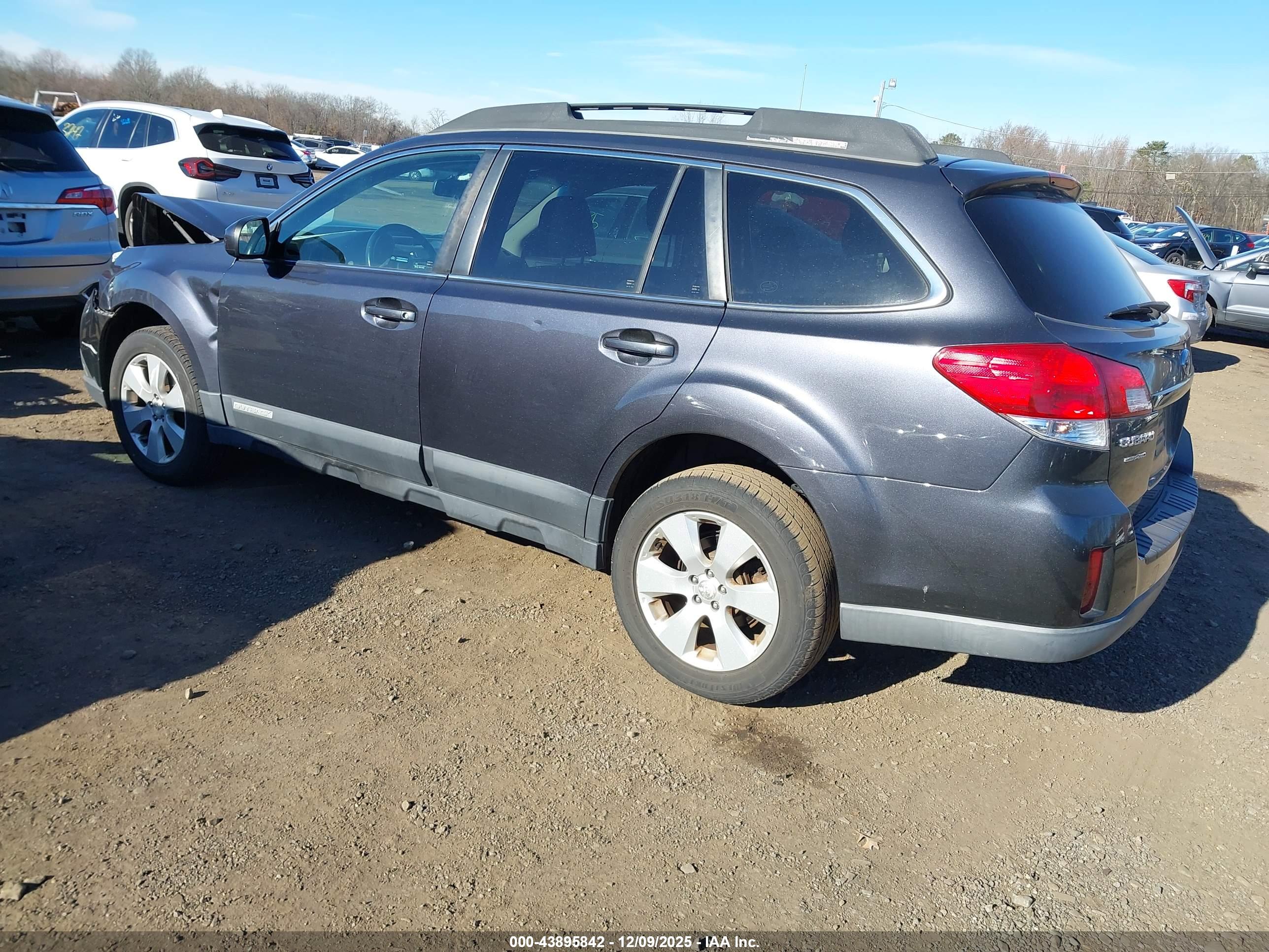 SUBARU OUTBACK image 3