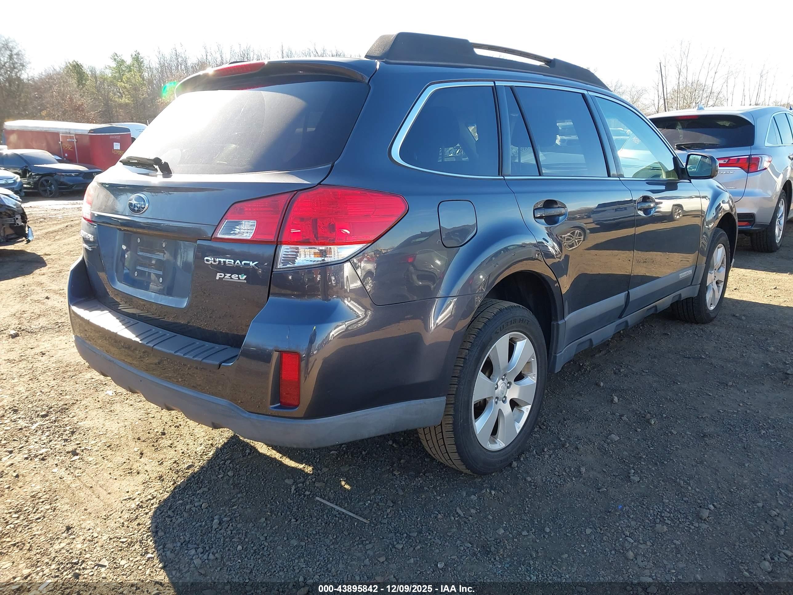 SUBARU OUTBACK image 4