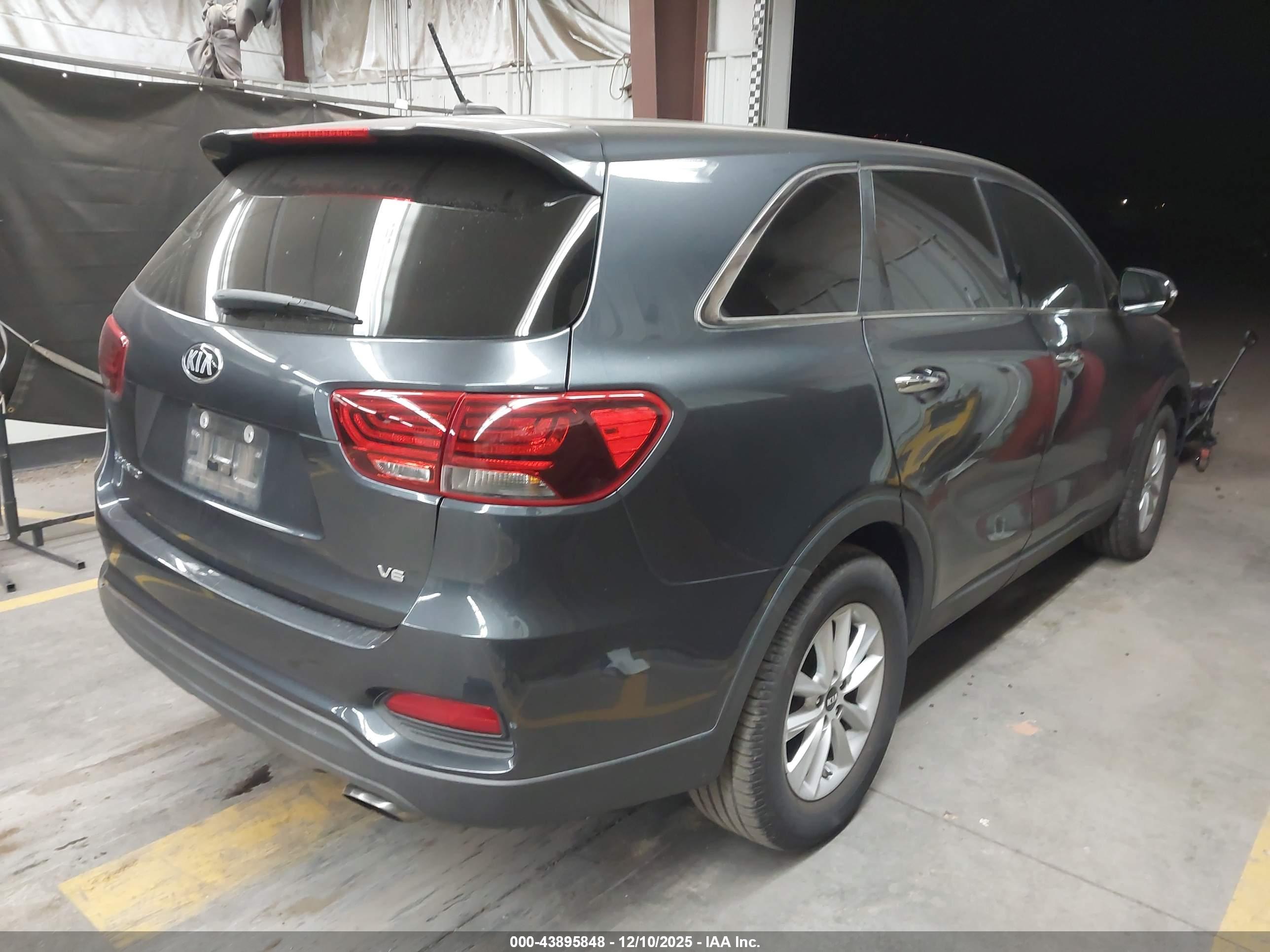 KIA SORENTO image 4