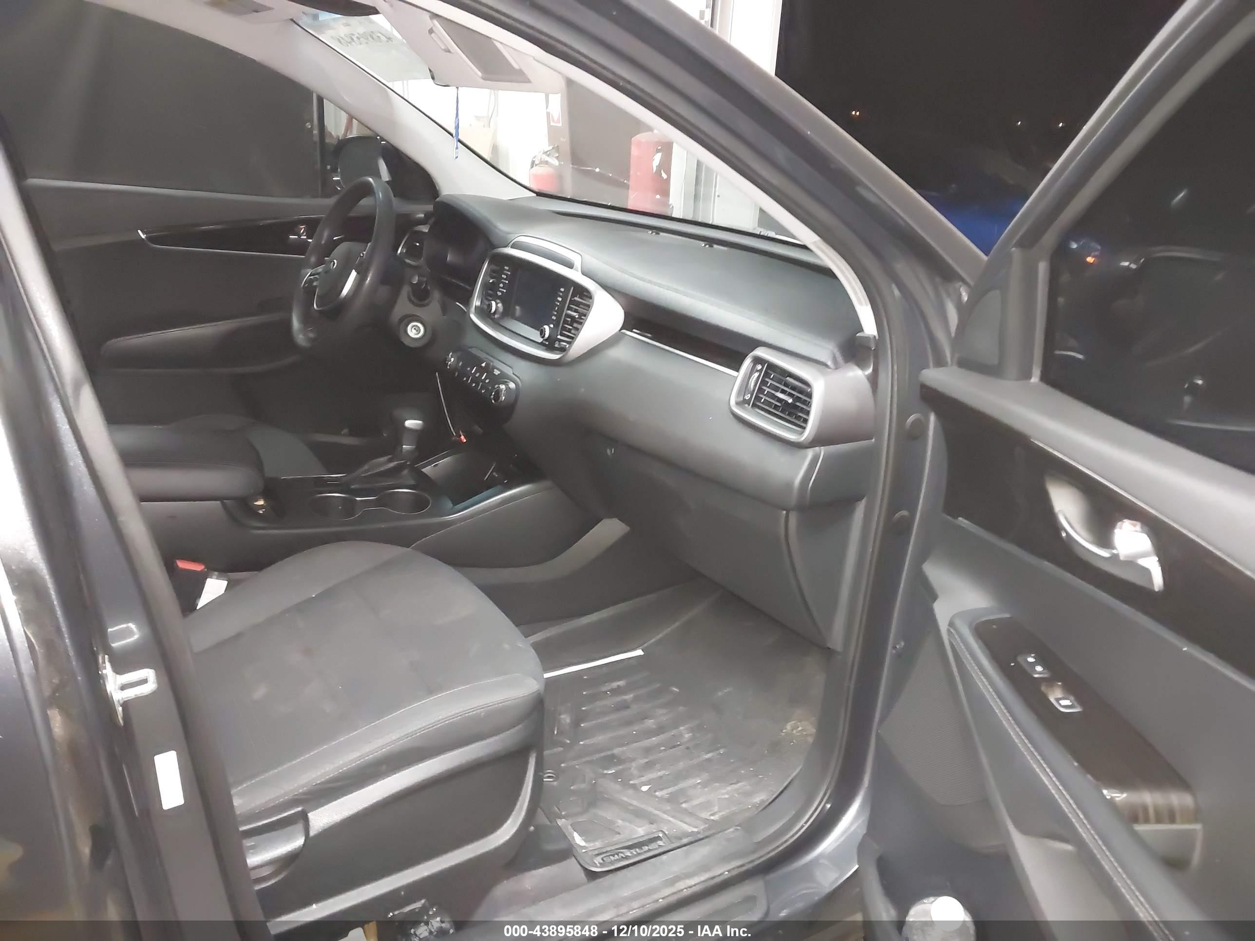 KIA SORENTO image 5