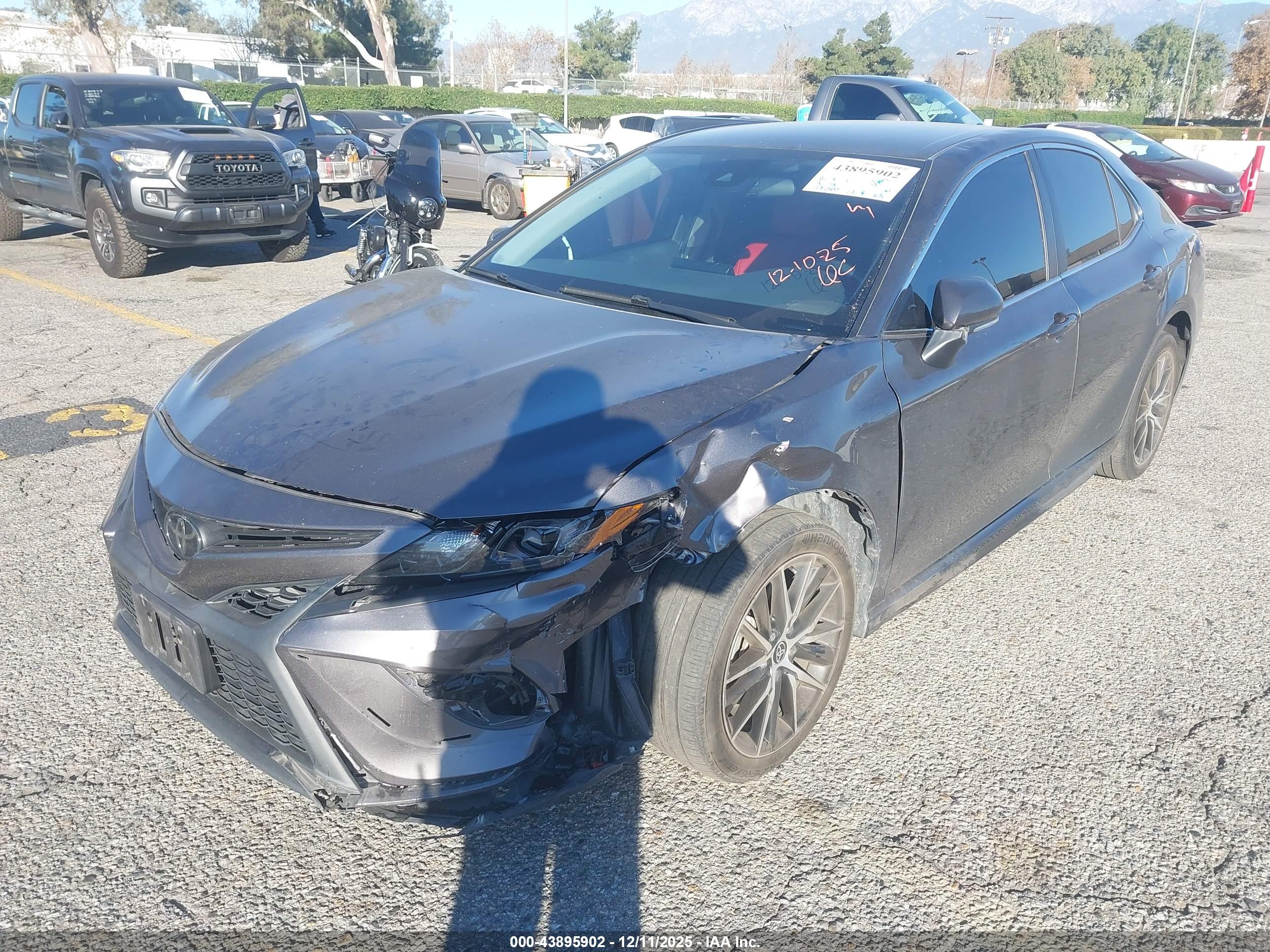 TOYOTA CAMRY image 2