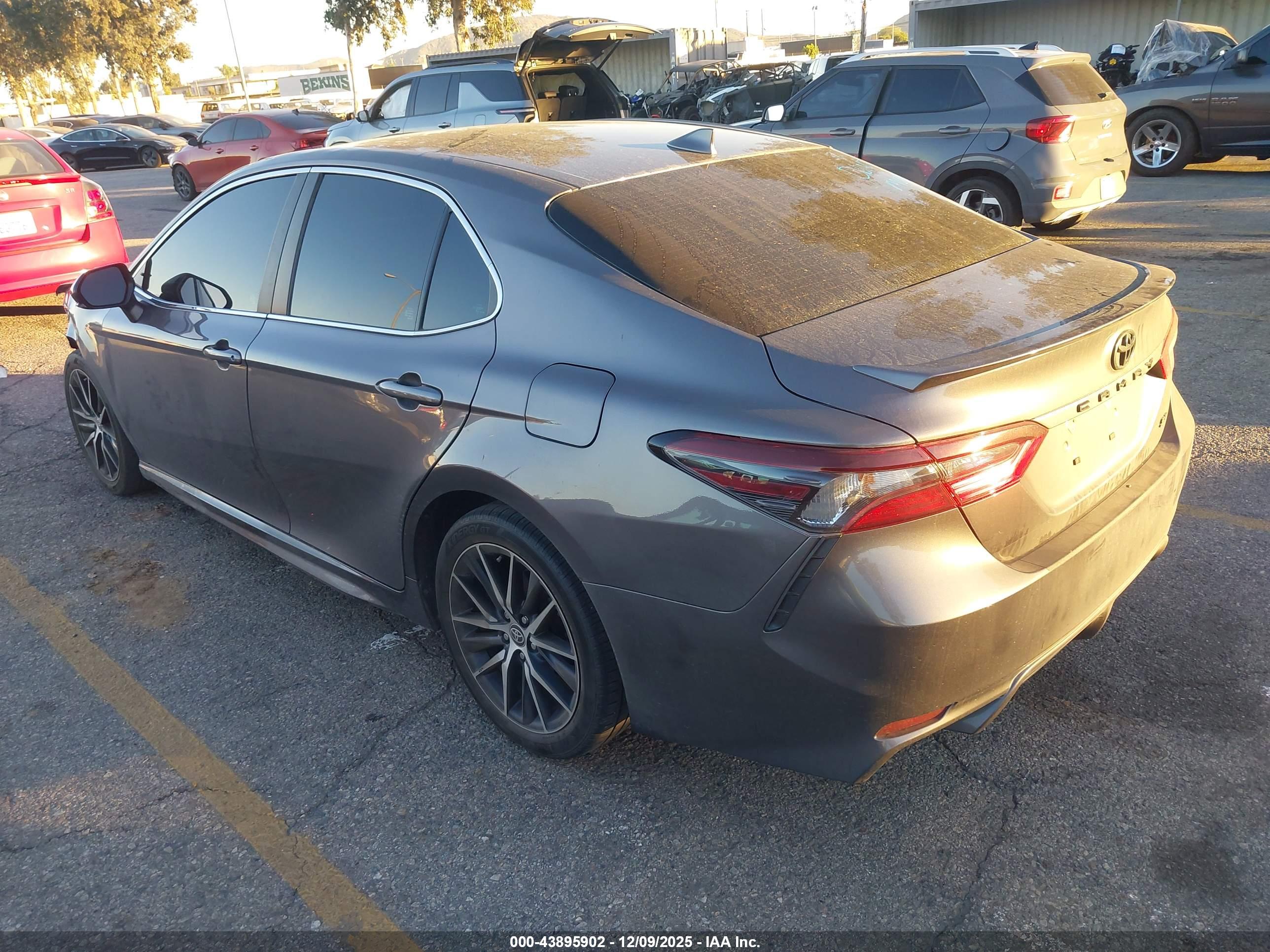 TOYOTA CAMRY image 3