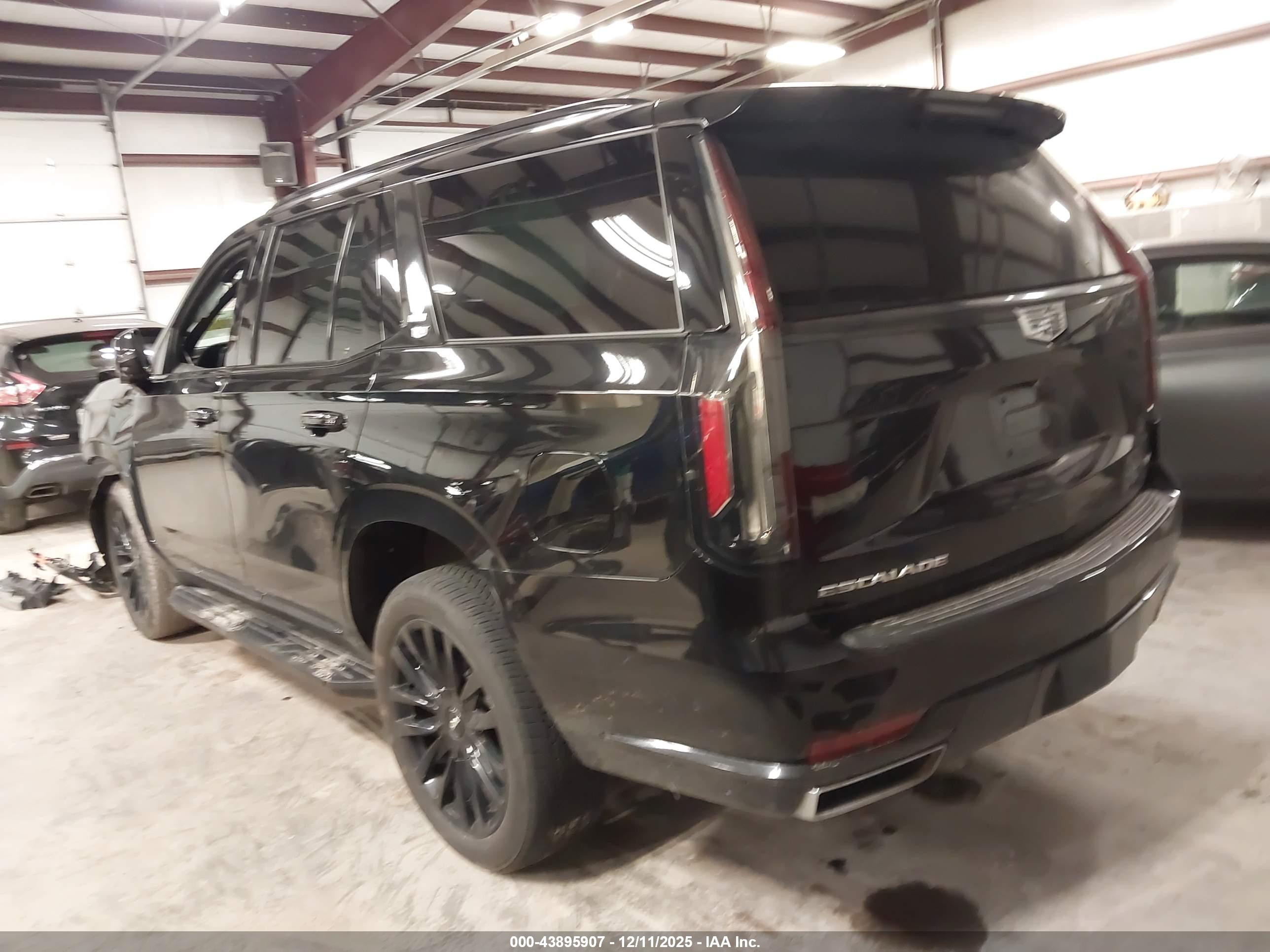 CADILLAC ESCALADE image 3