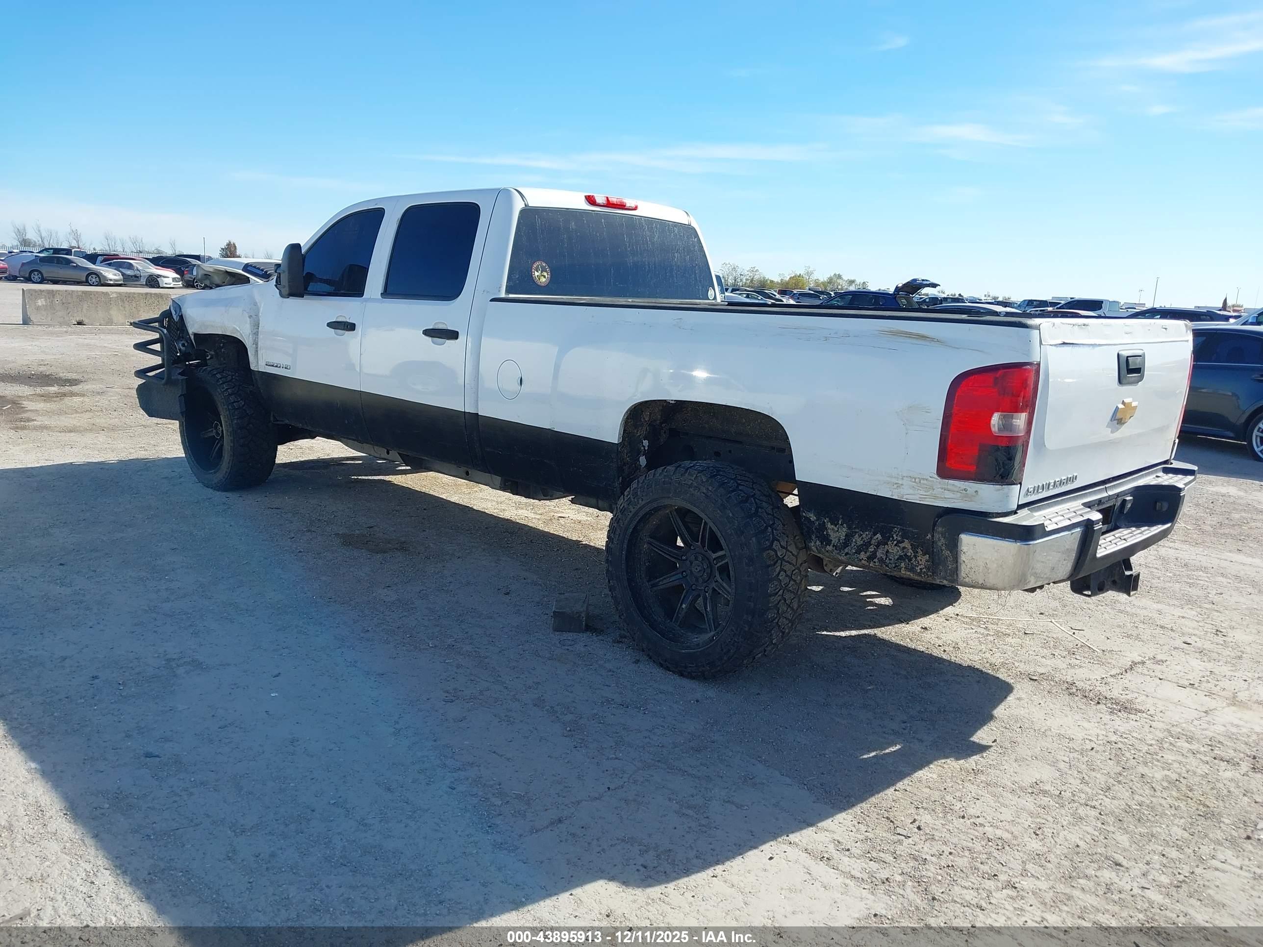 CHEVROLET SILVERADO image 3