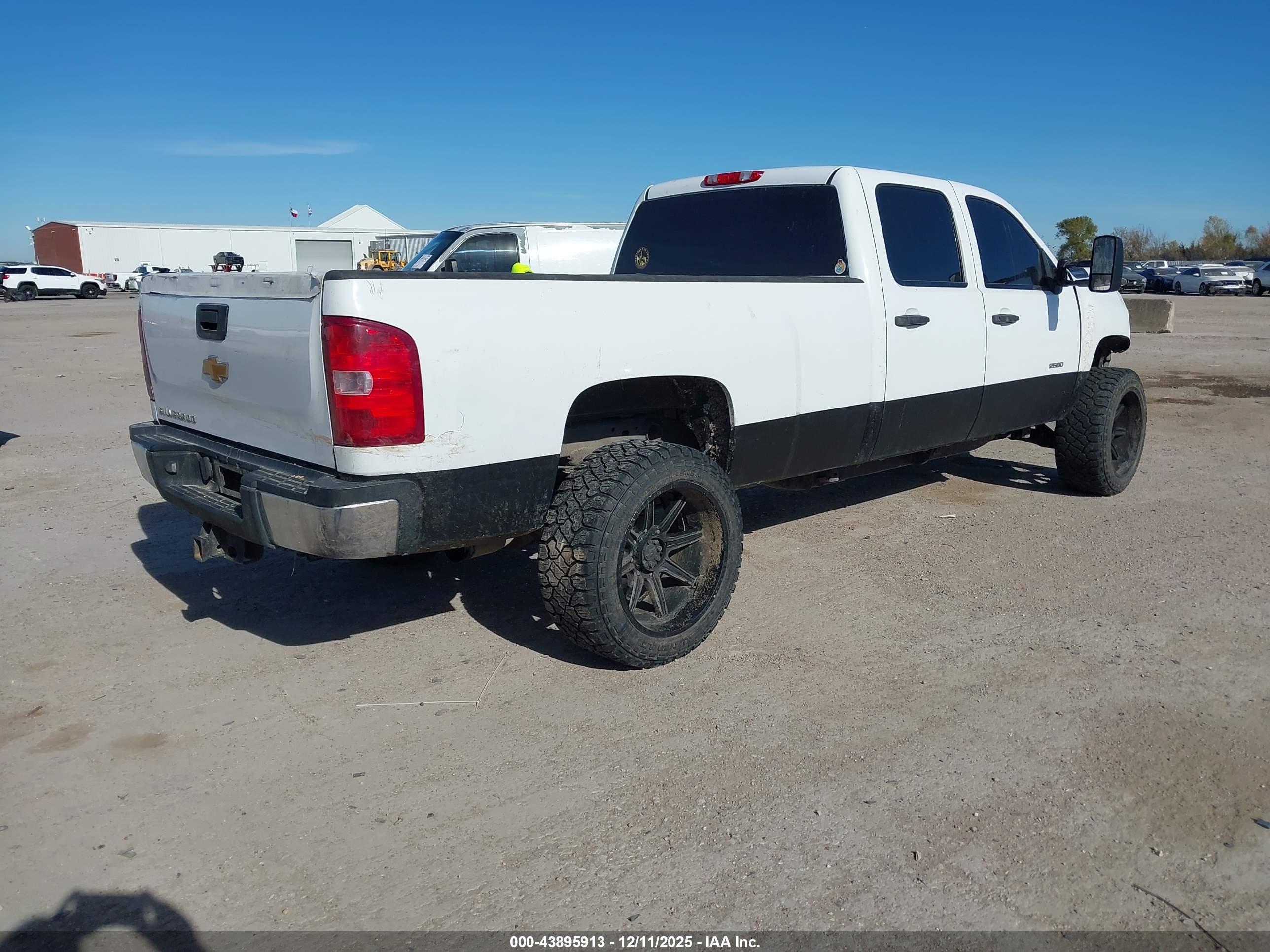 CHEVROLET SILVERADO image 4