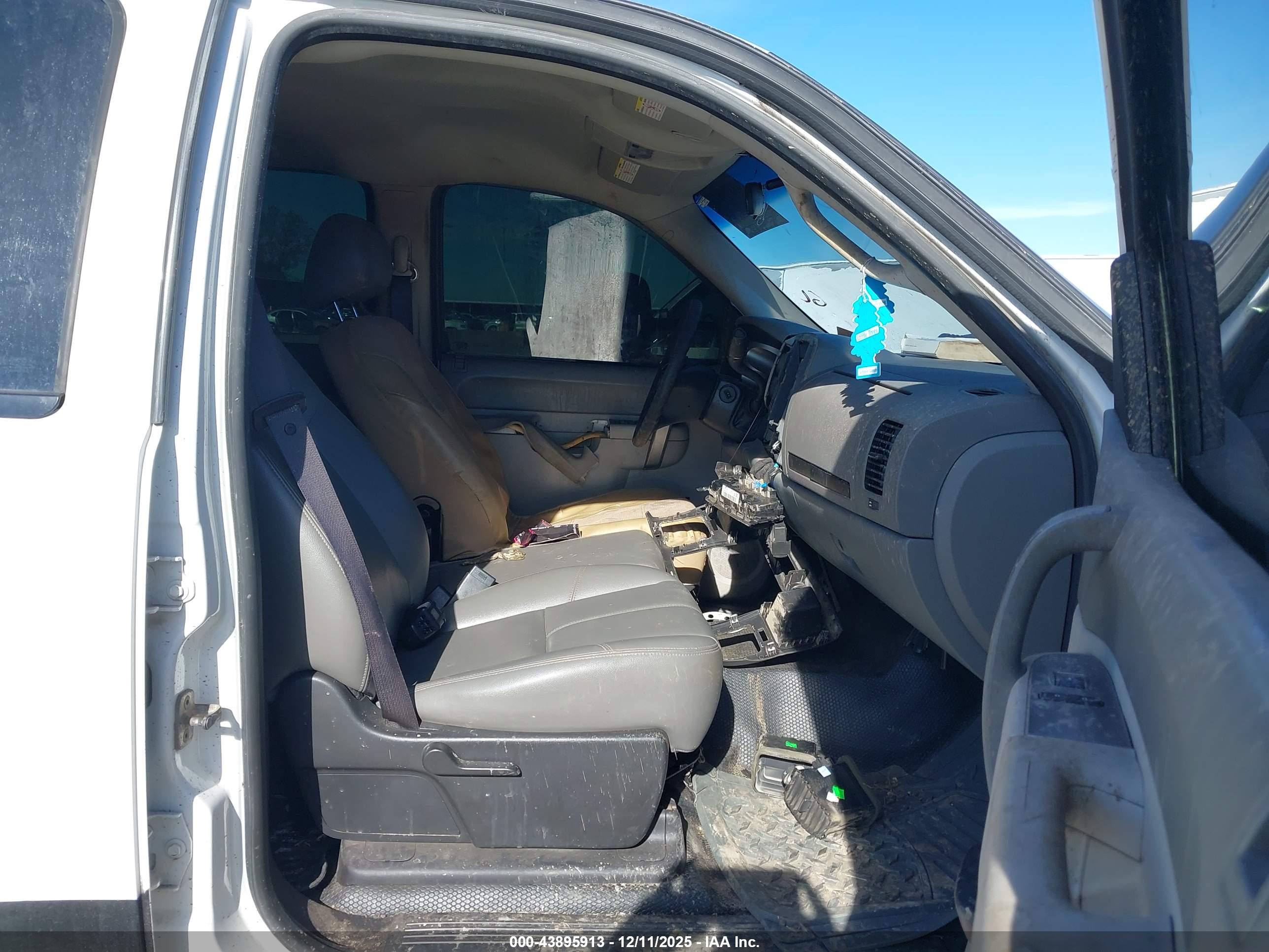 CHEVROLET SILVERADO image 5