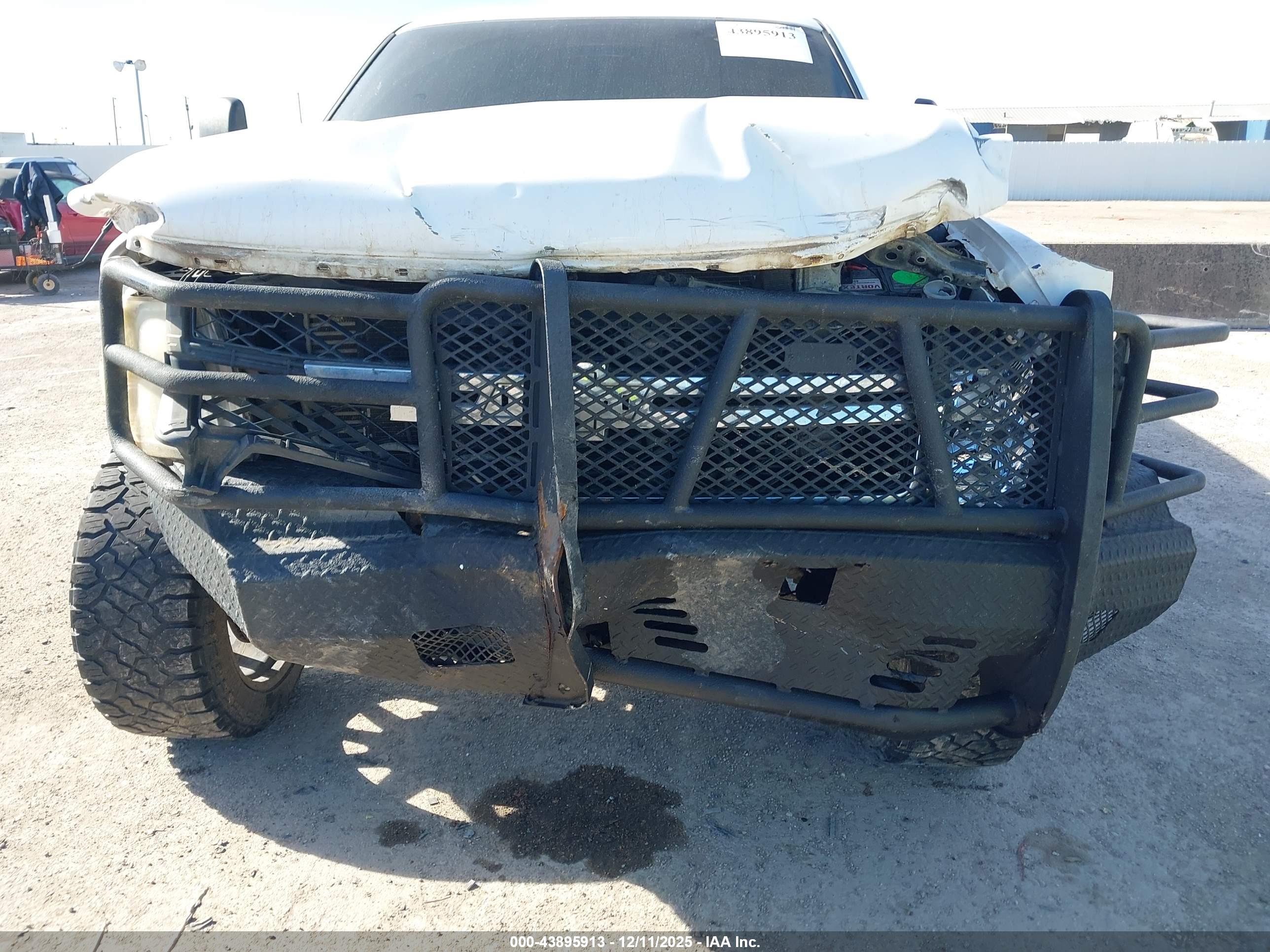 CHEVROLET SILVERADO image 6