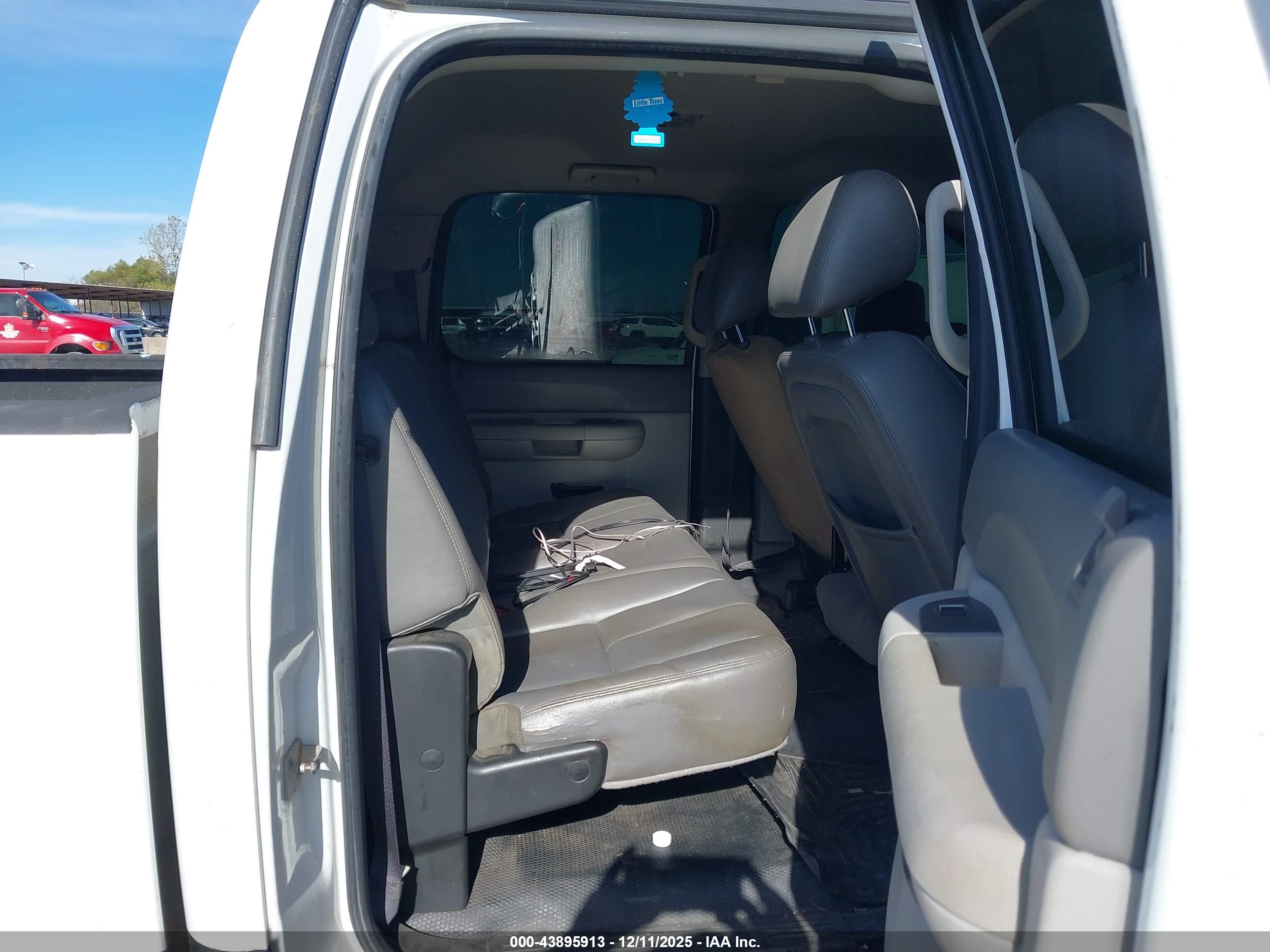 CHEVROLET SILVERADO image 8
