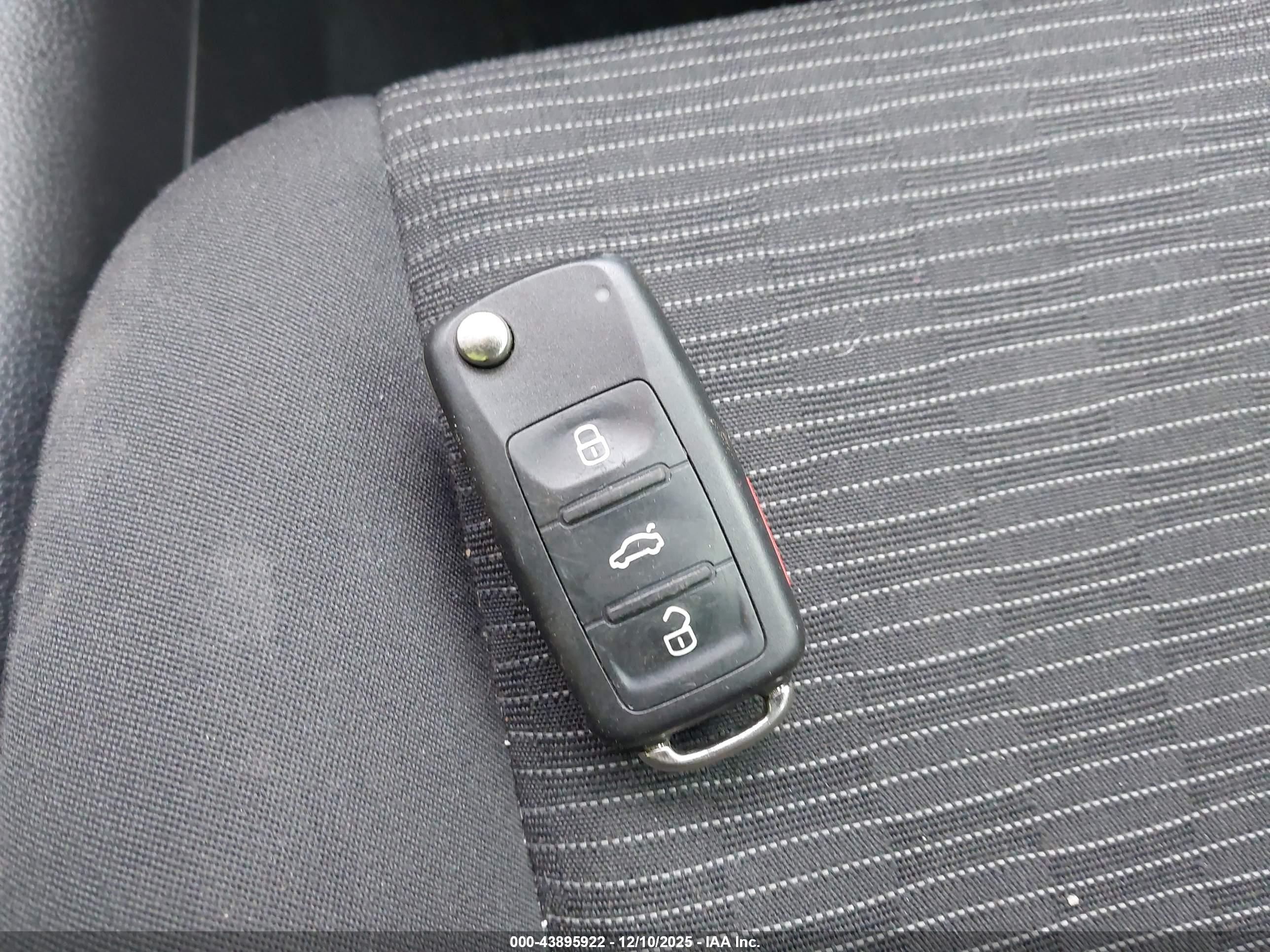VOLKSWAGEN TIGUAN image 11