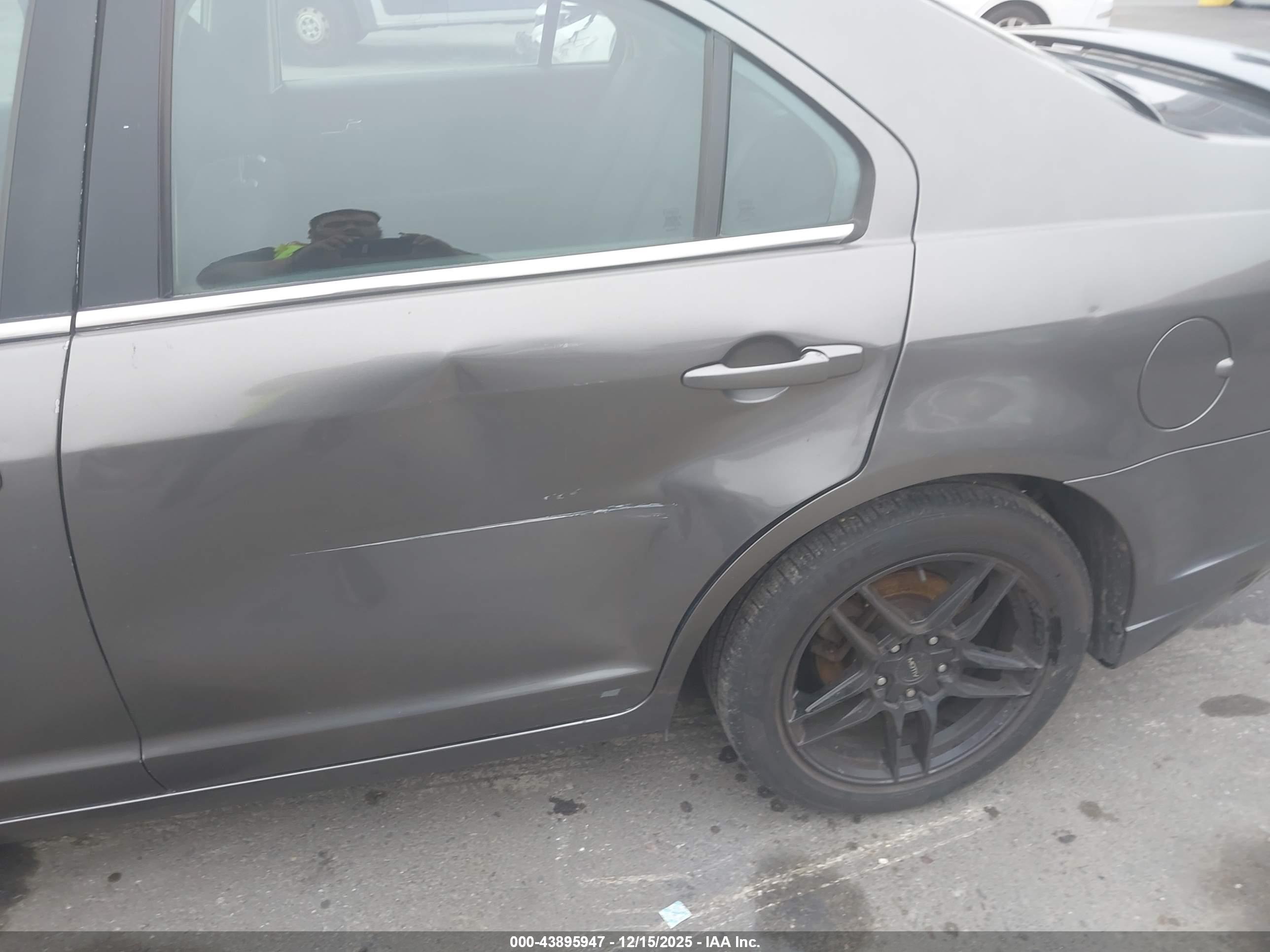 FORD FUSION image 6