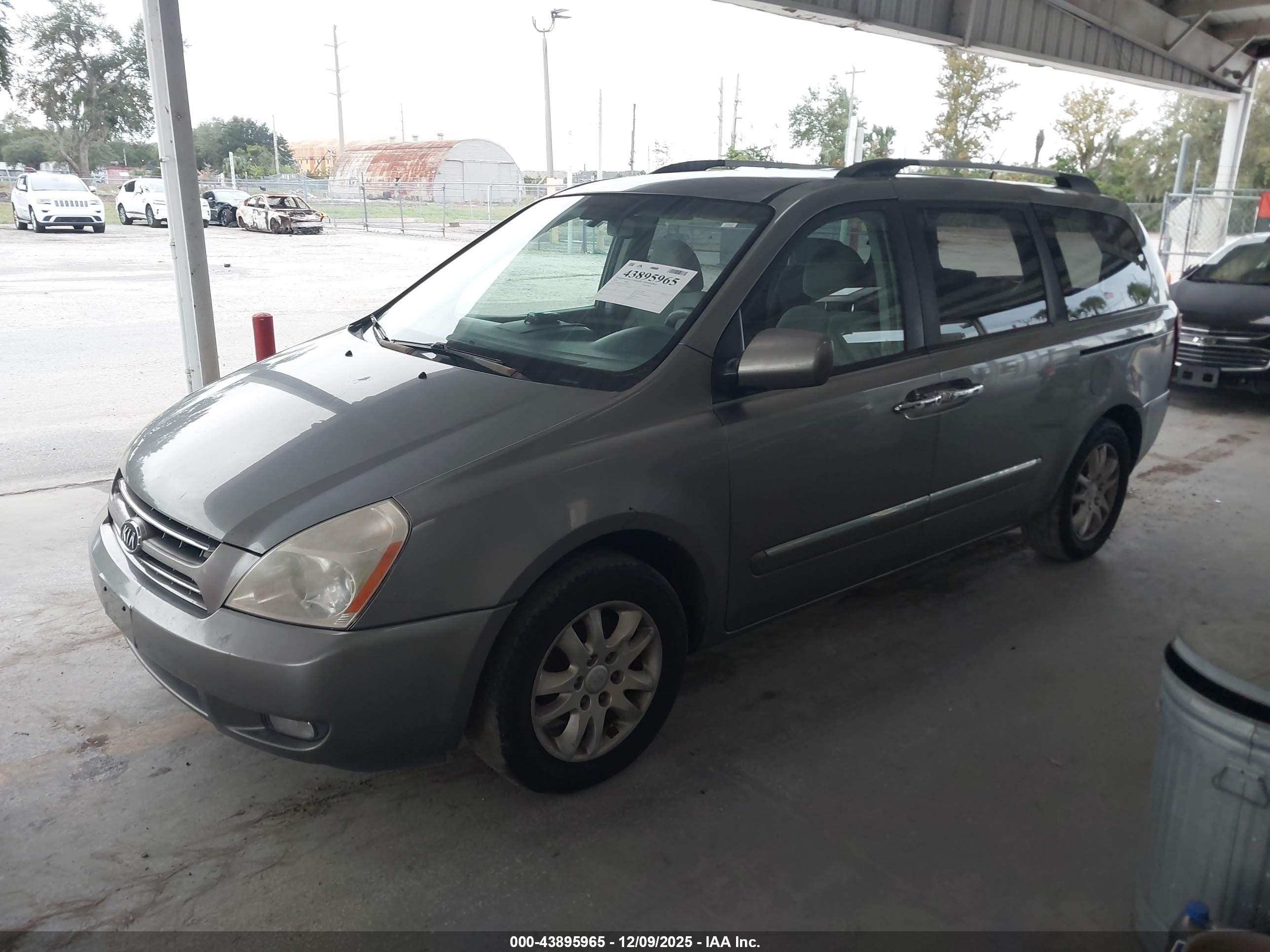 KIA SEDONA image 2
