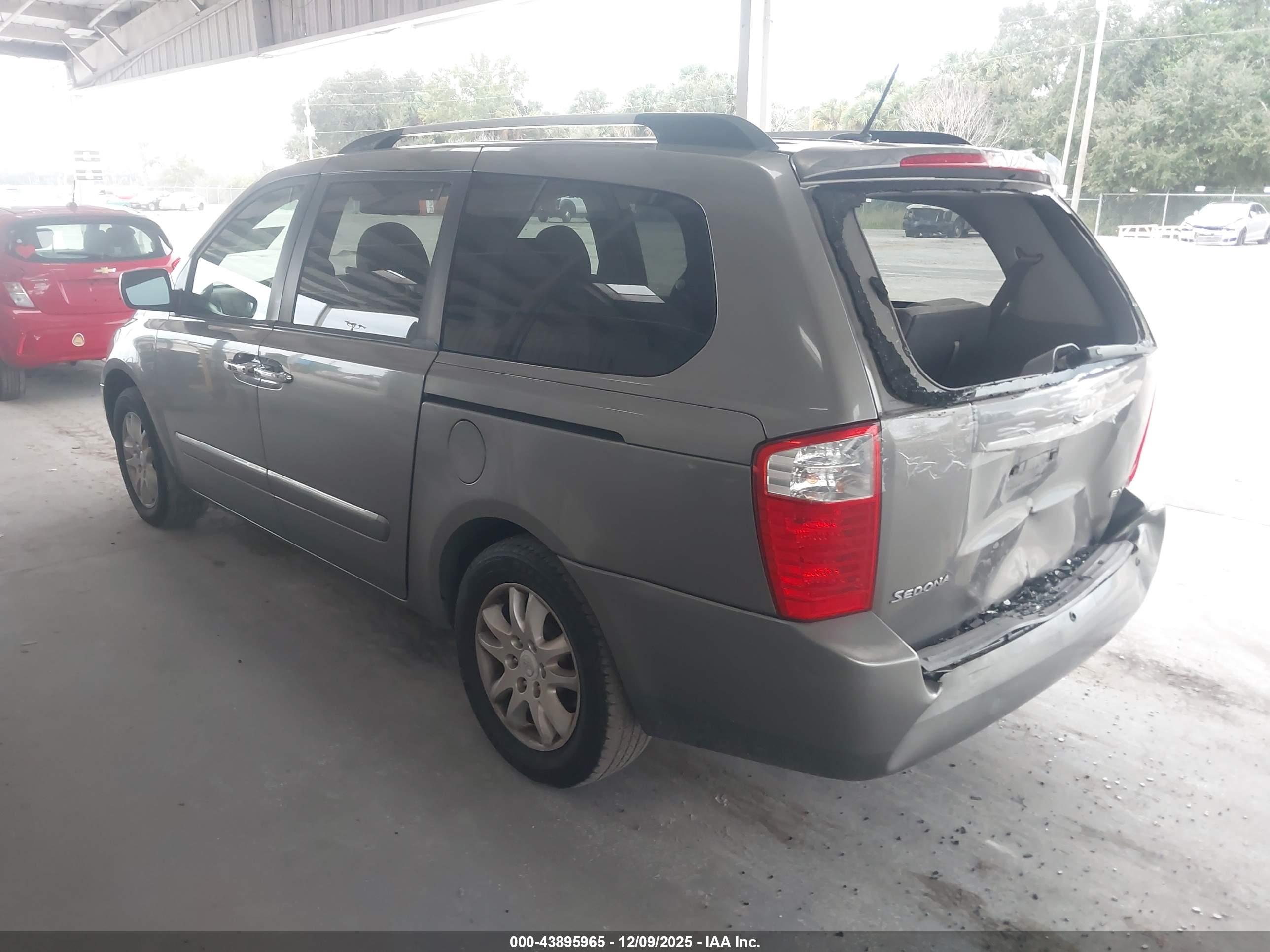KIA SEDONA image 3