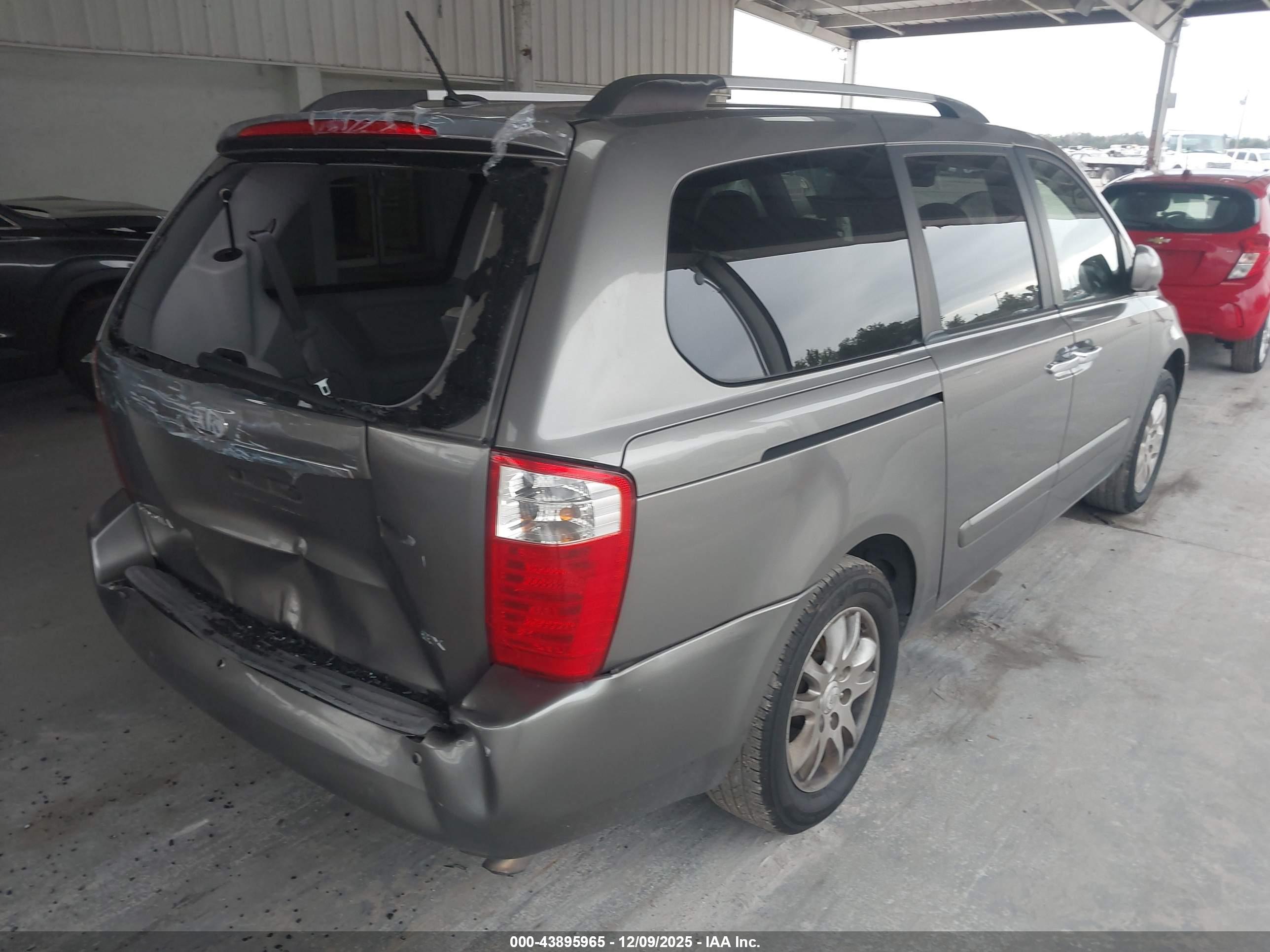 KIA SEDONA image 4