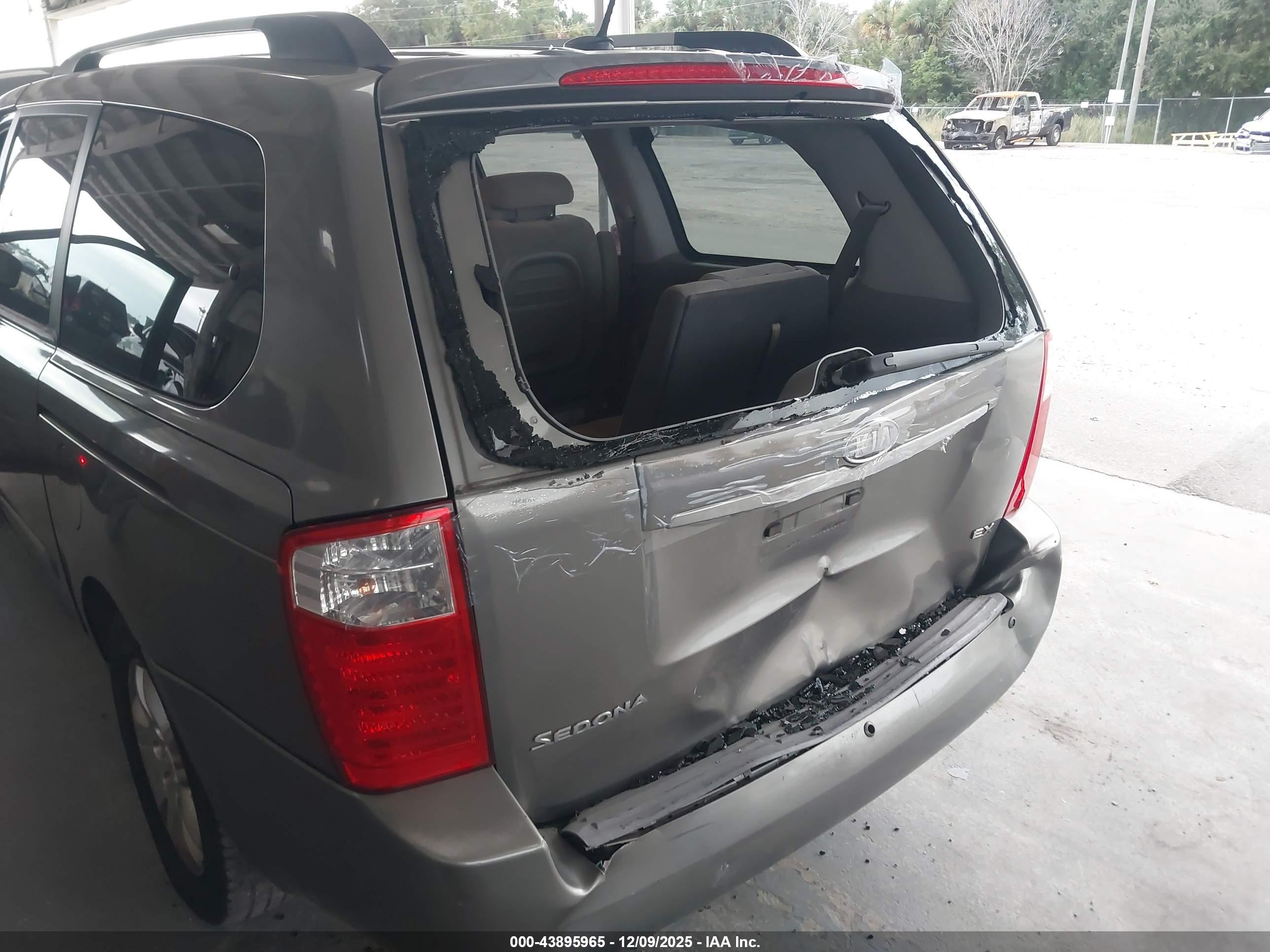 KIA SEDONA image 6