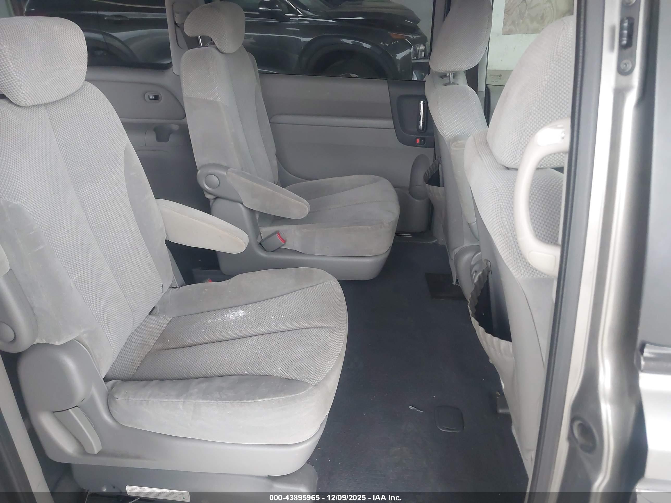 KIA SEDONA image 8