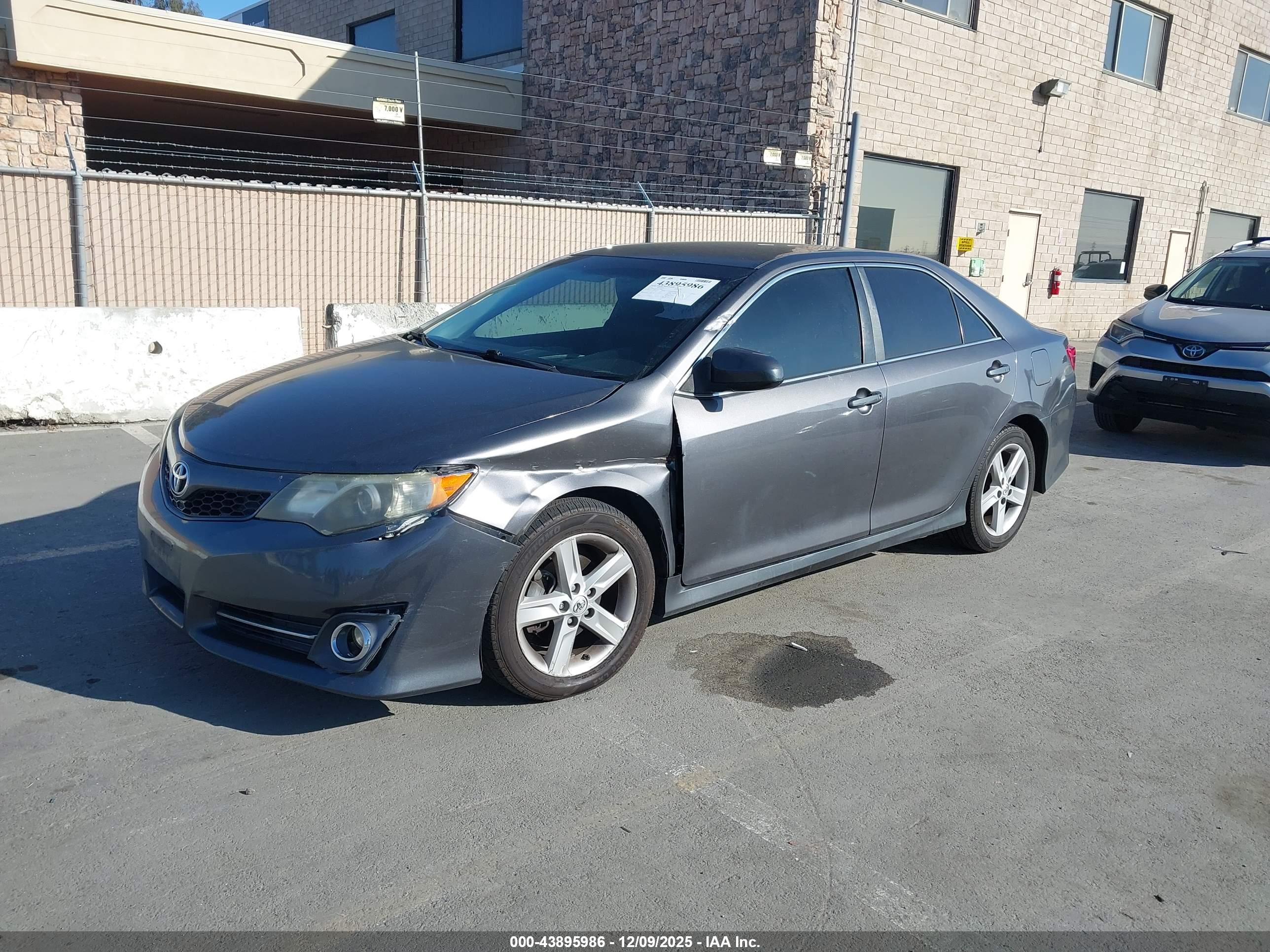 TOYOTA CAMRY image 2