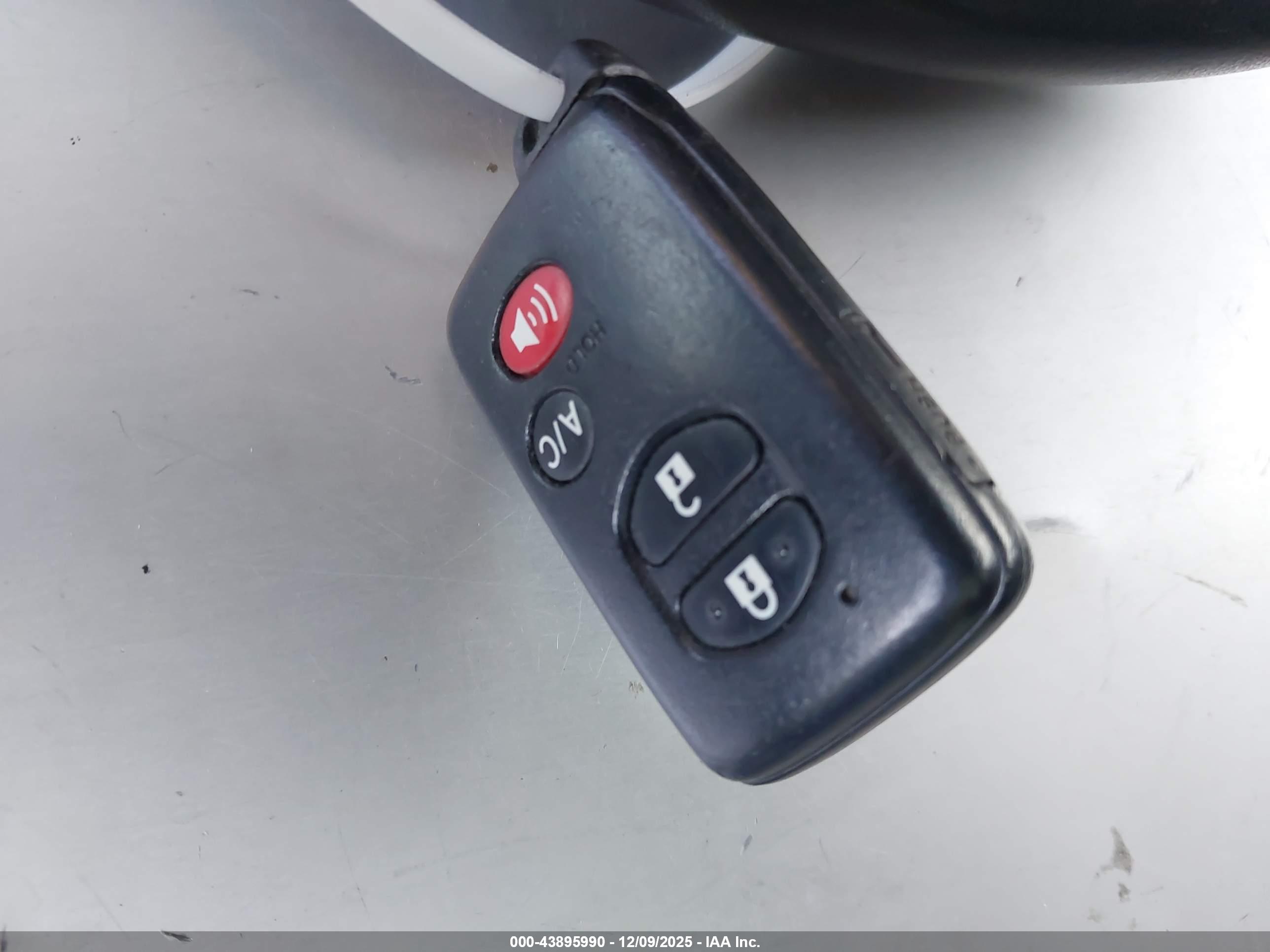 TOYOTA PRIUS image 11