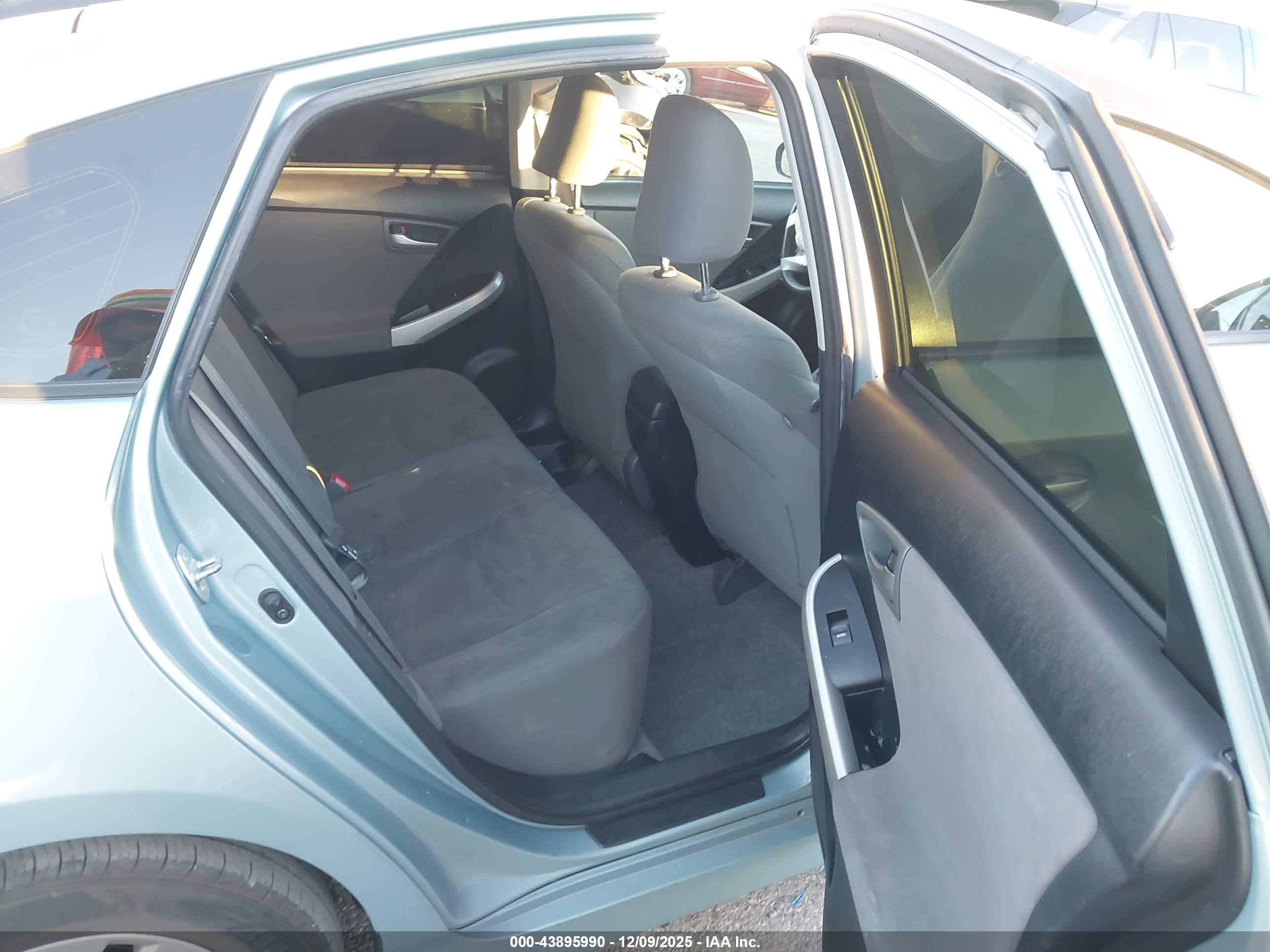 TOYOTA PRIUS image 8