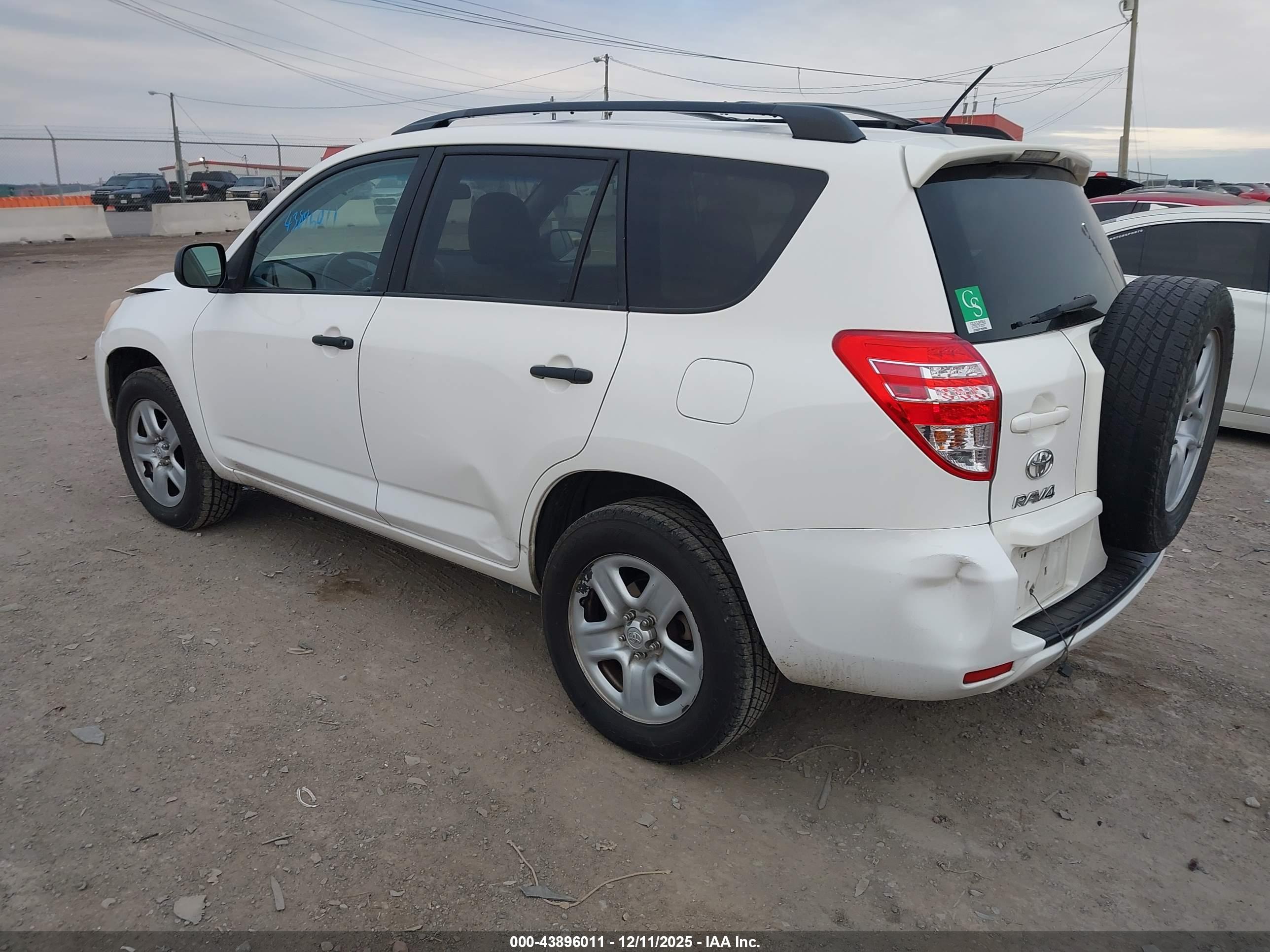 TOYOTA RAV4 image 3