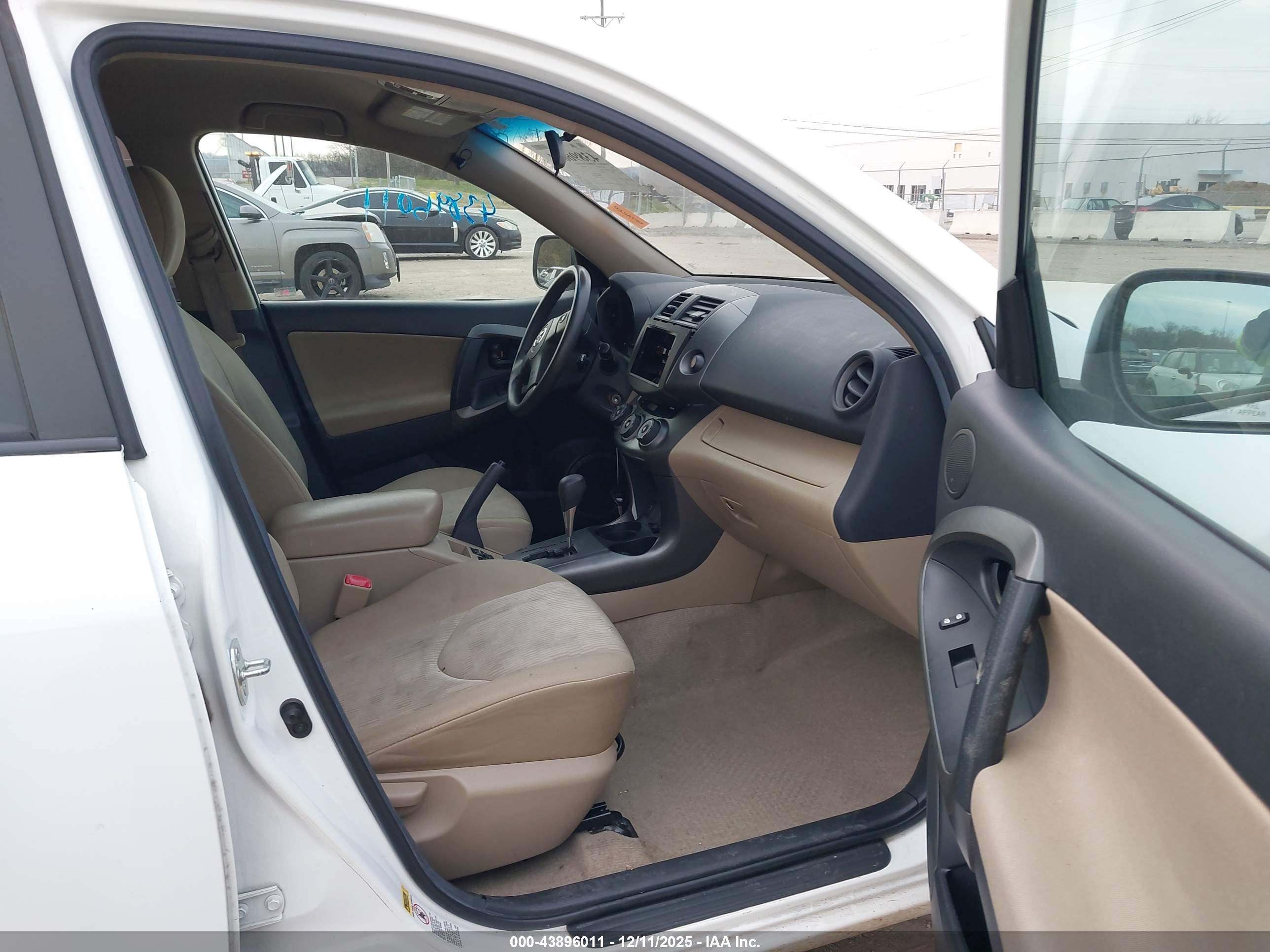 TOYOTA RAV4 image 5