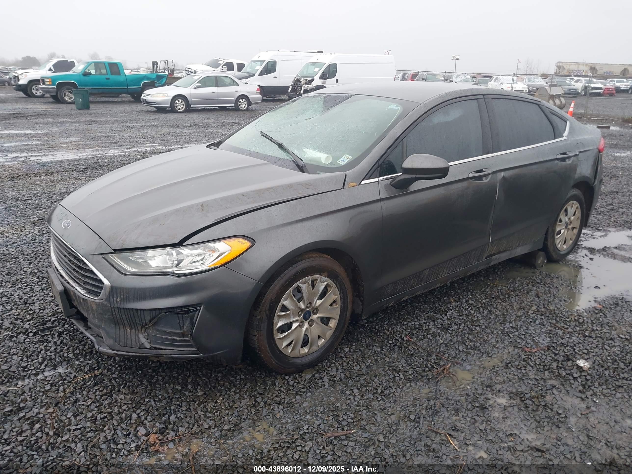 FORD FUSION image 2