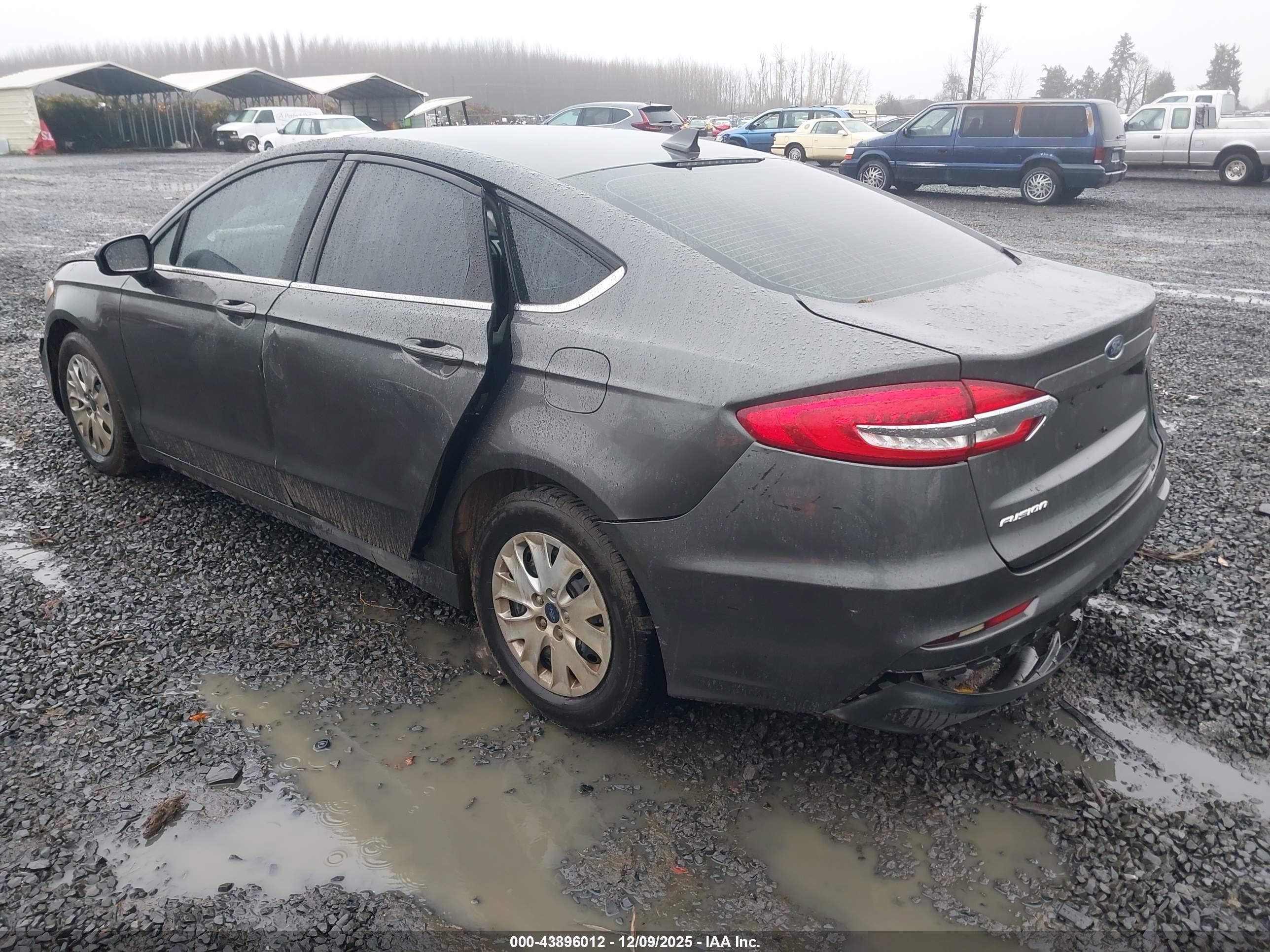 FORD FUSION image 3