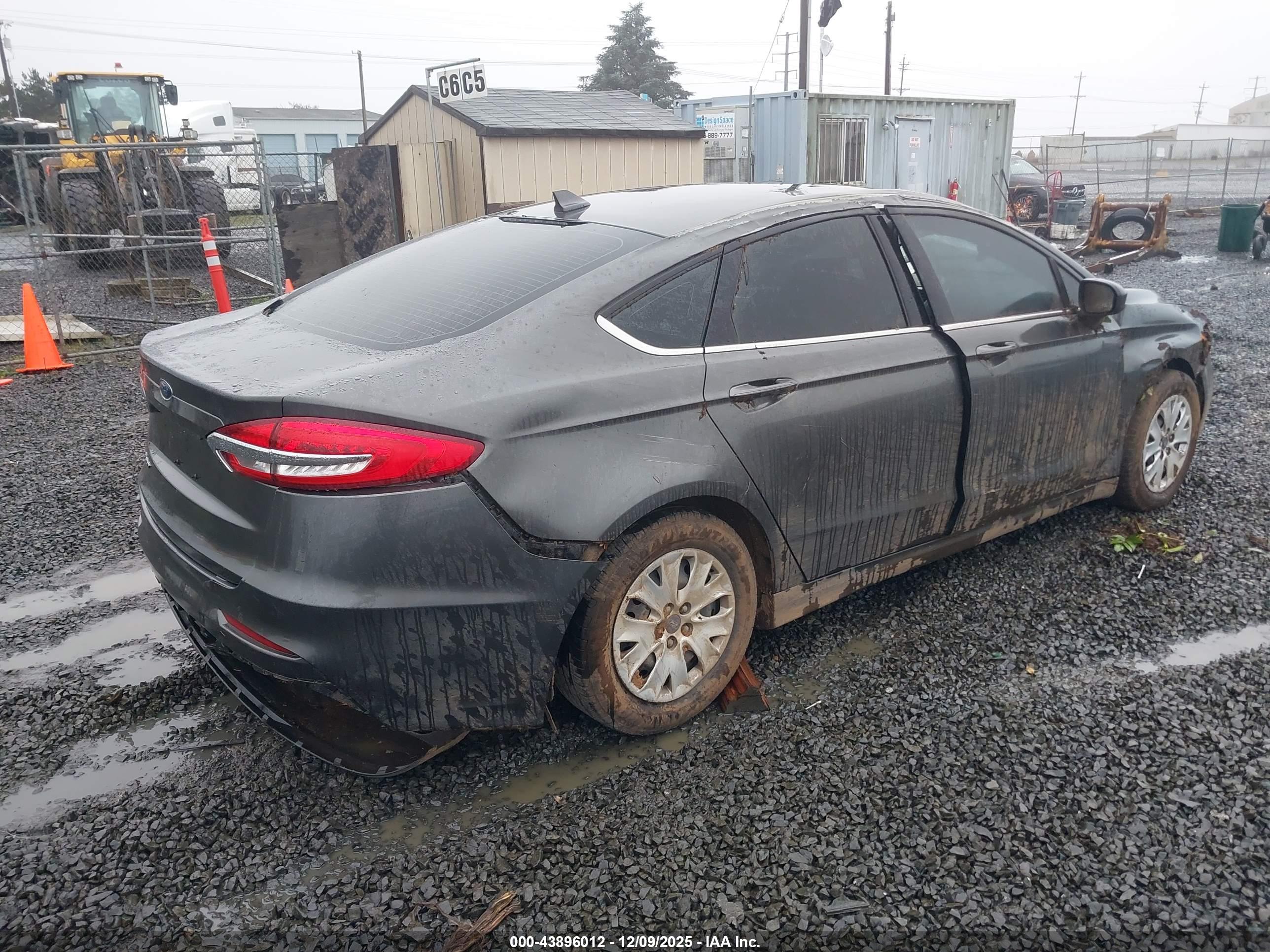 FORD FUSION image 4