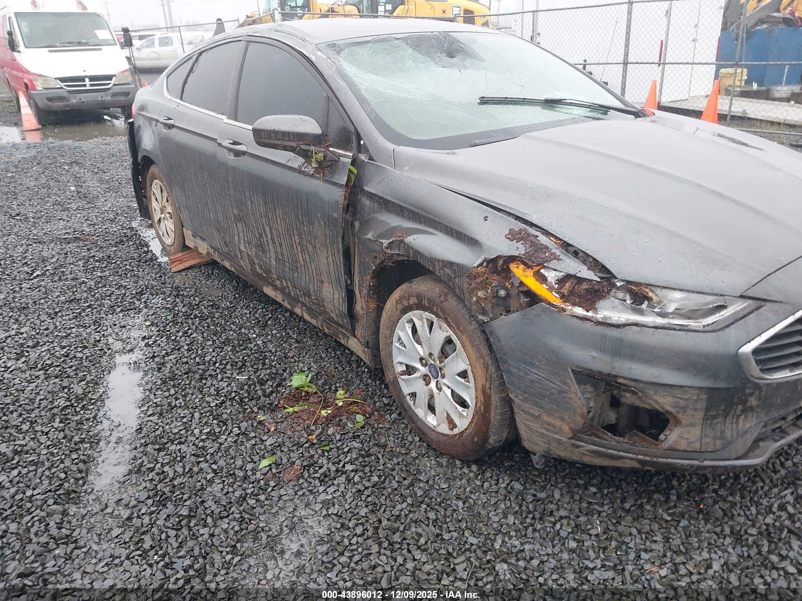 FORD FUSION image 6