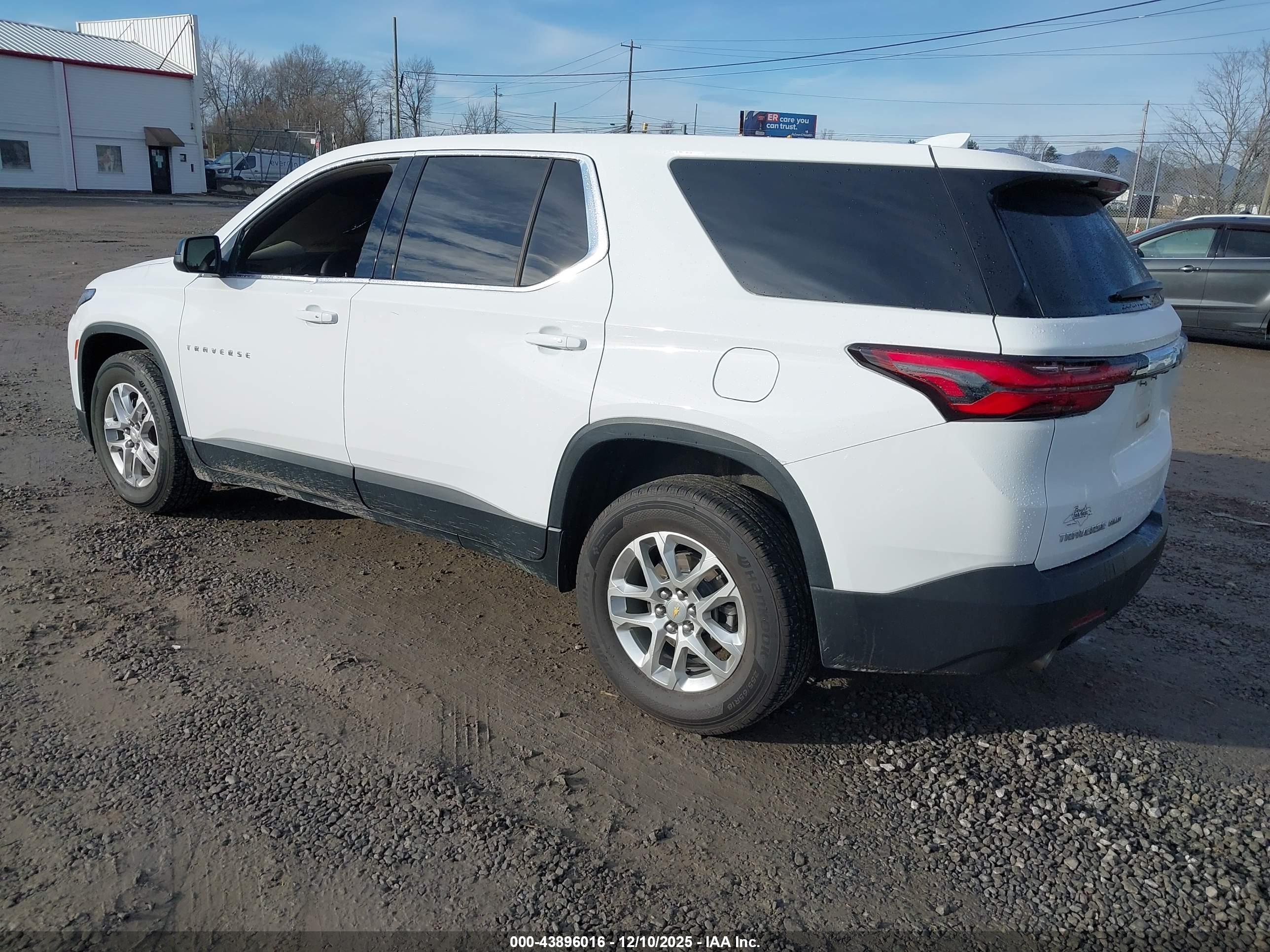 CHEVROLET TRAVERSE image 3