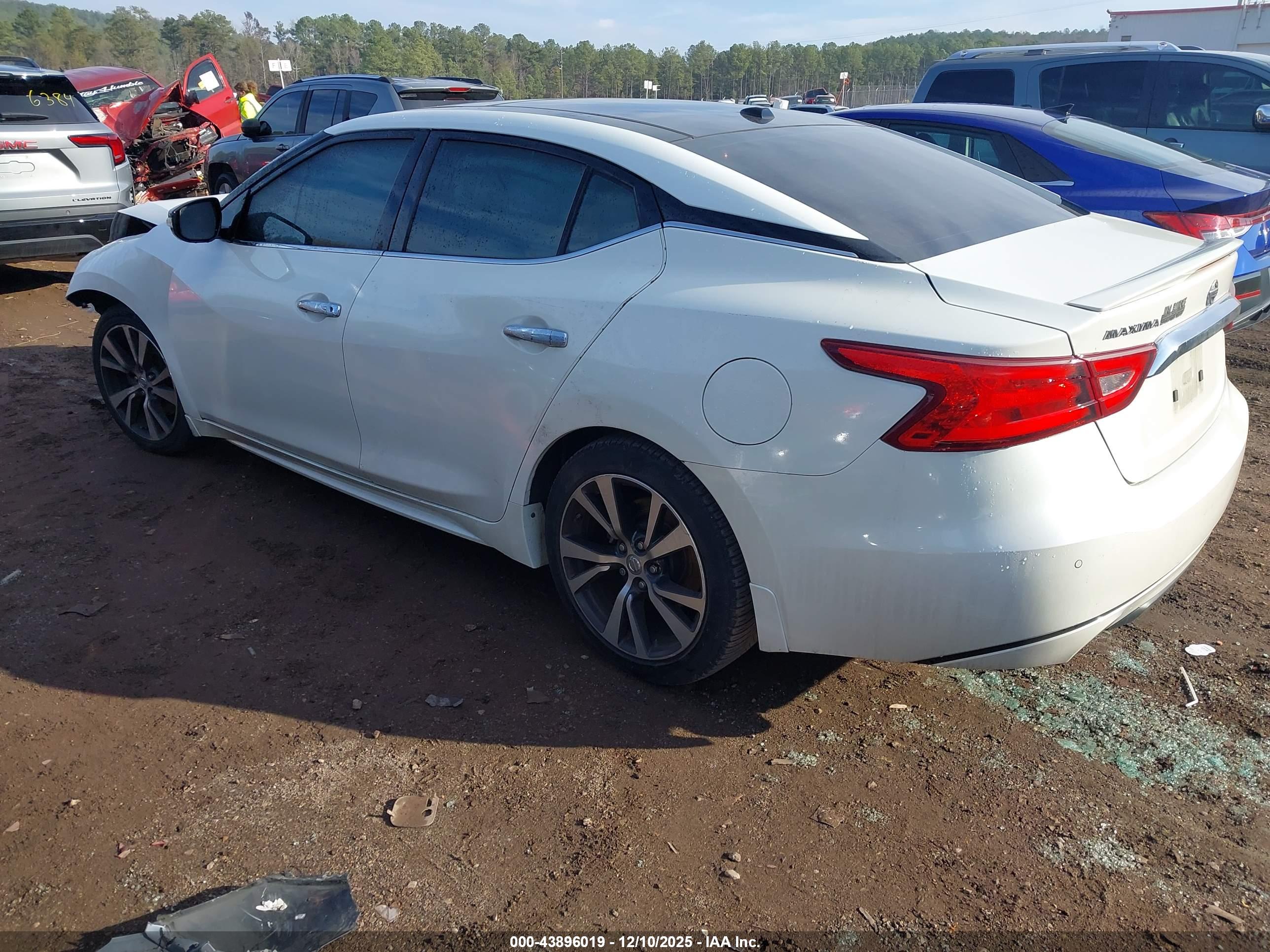 NISSAN MAXIMA image 3