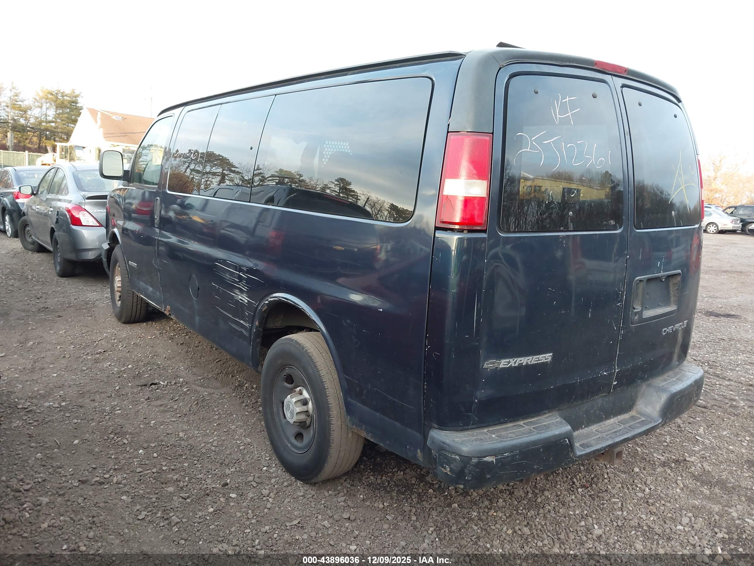 CHEVROLET EXPRESS image 3