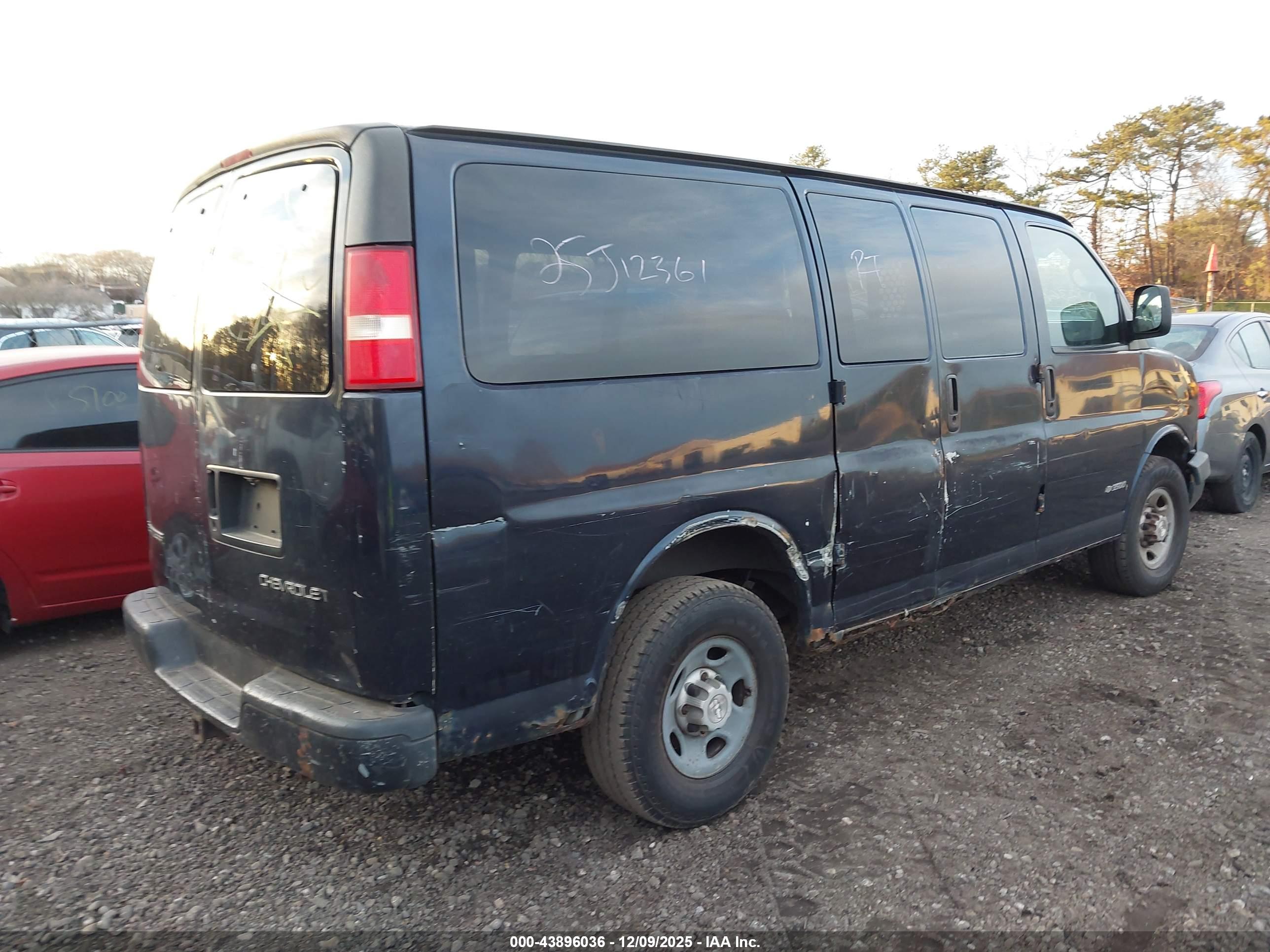 CHEVROLET EXPRESS image 4