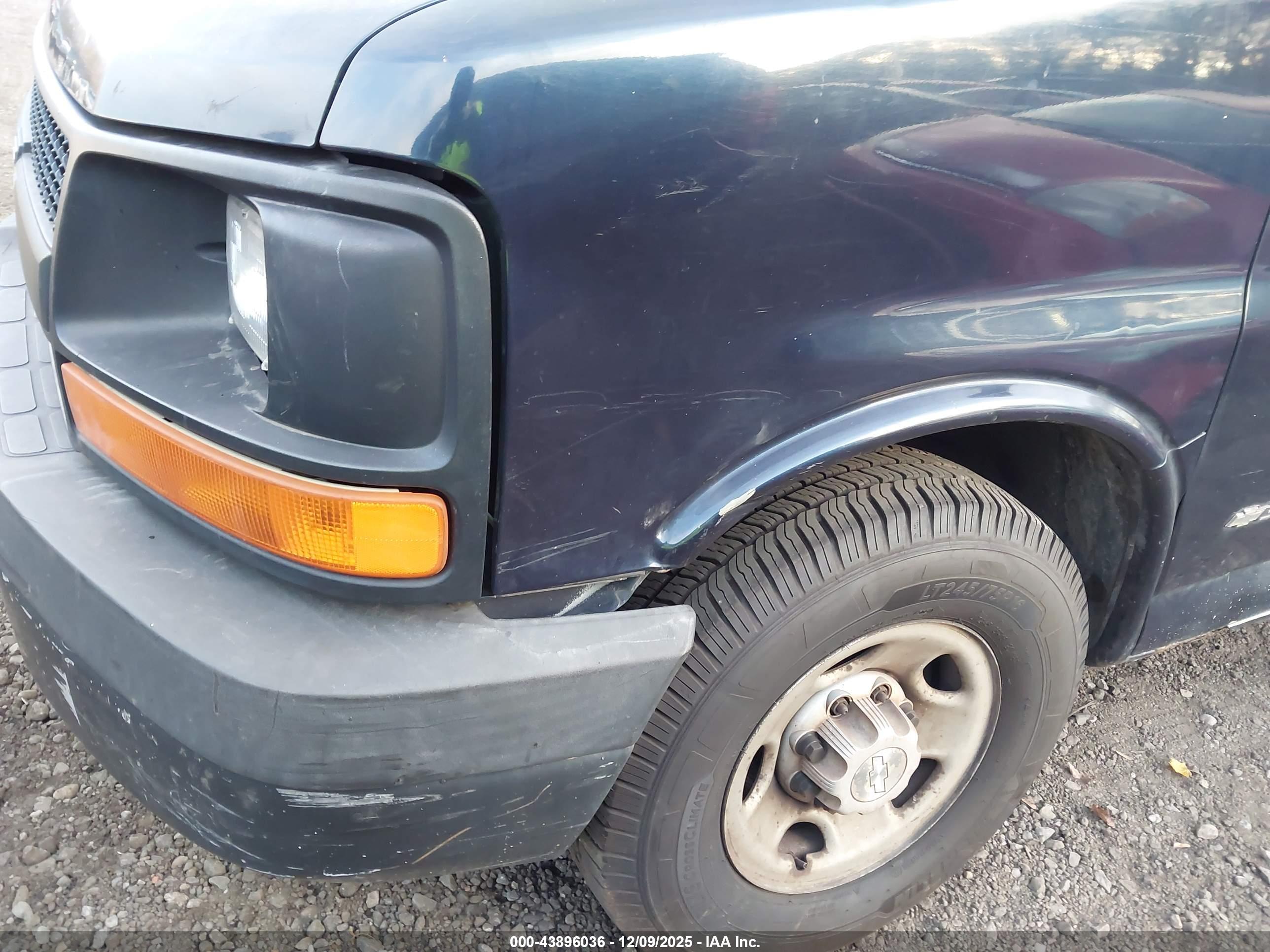 CHEVROLET EXPRESS image 6