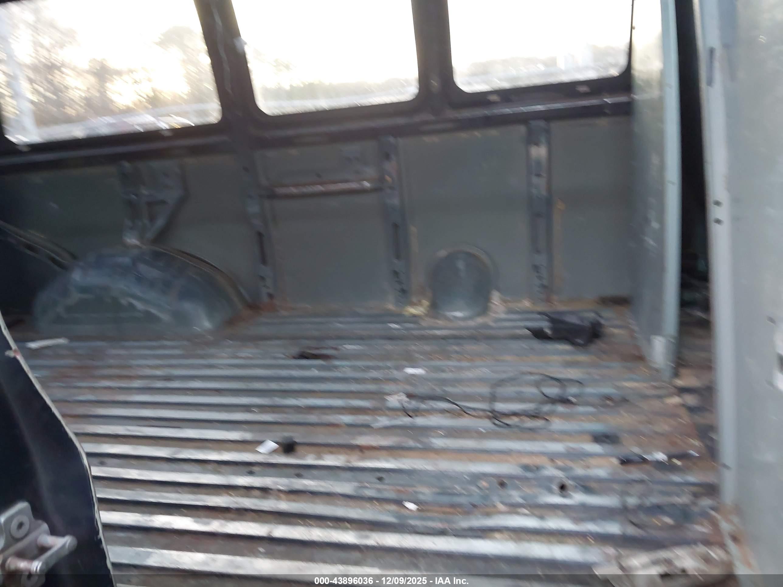 CHEVROLET EXPRESS image 8