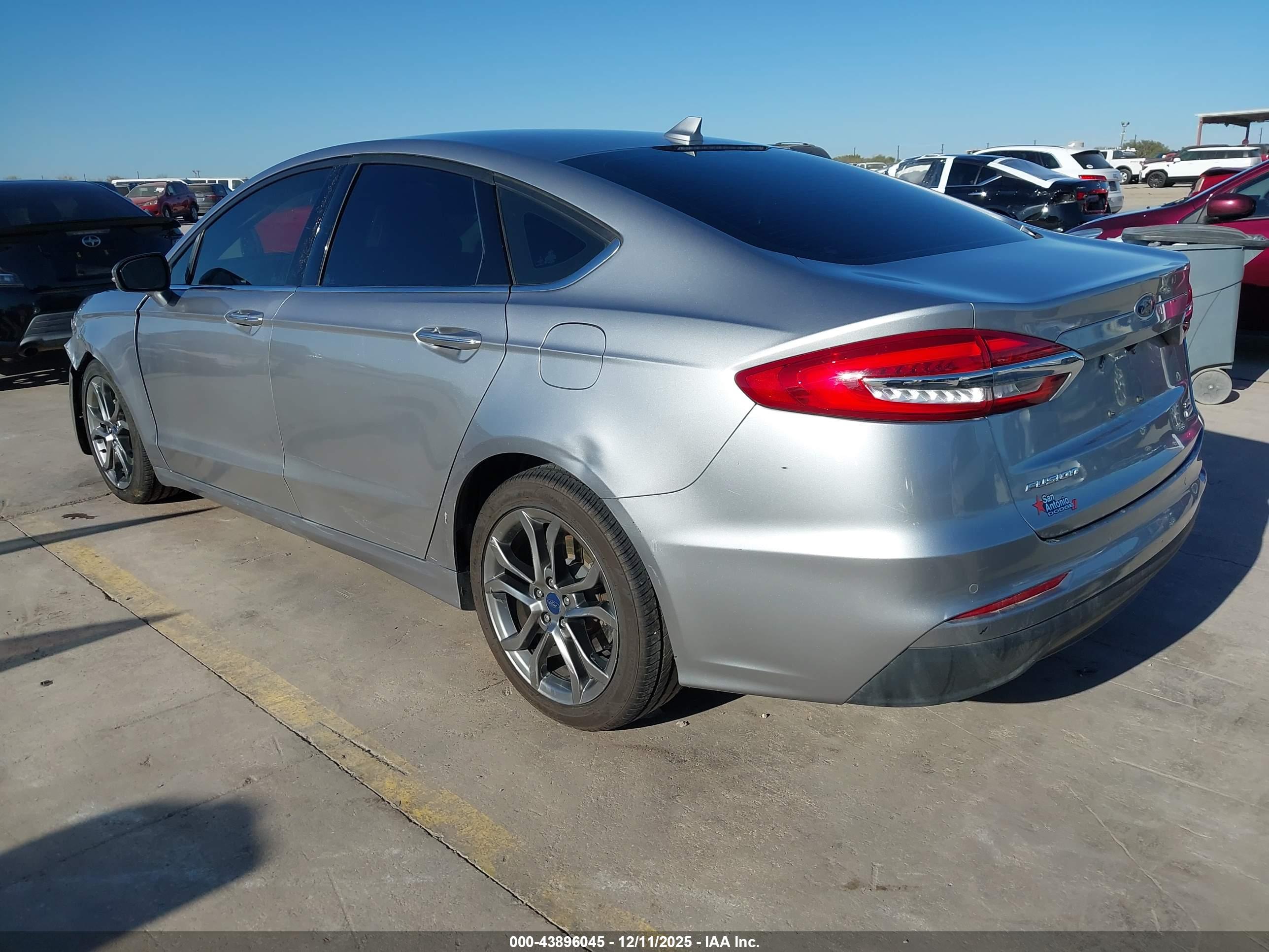 FORD FUSION image 3